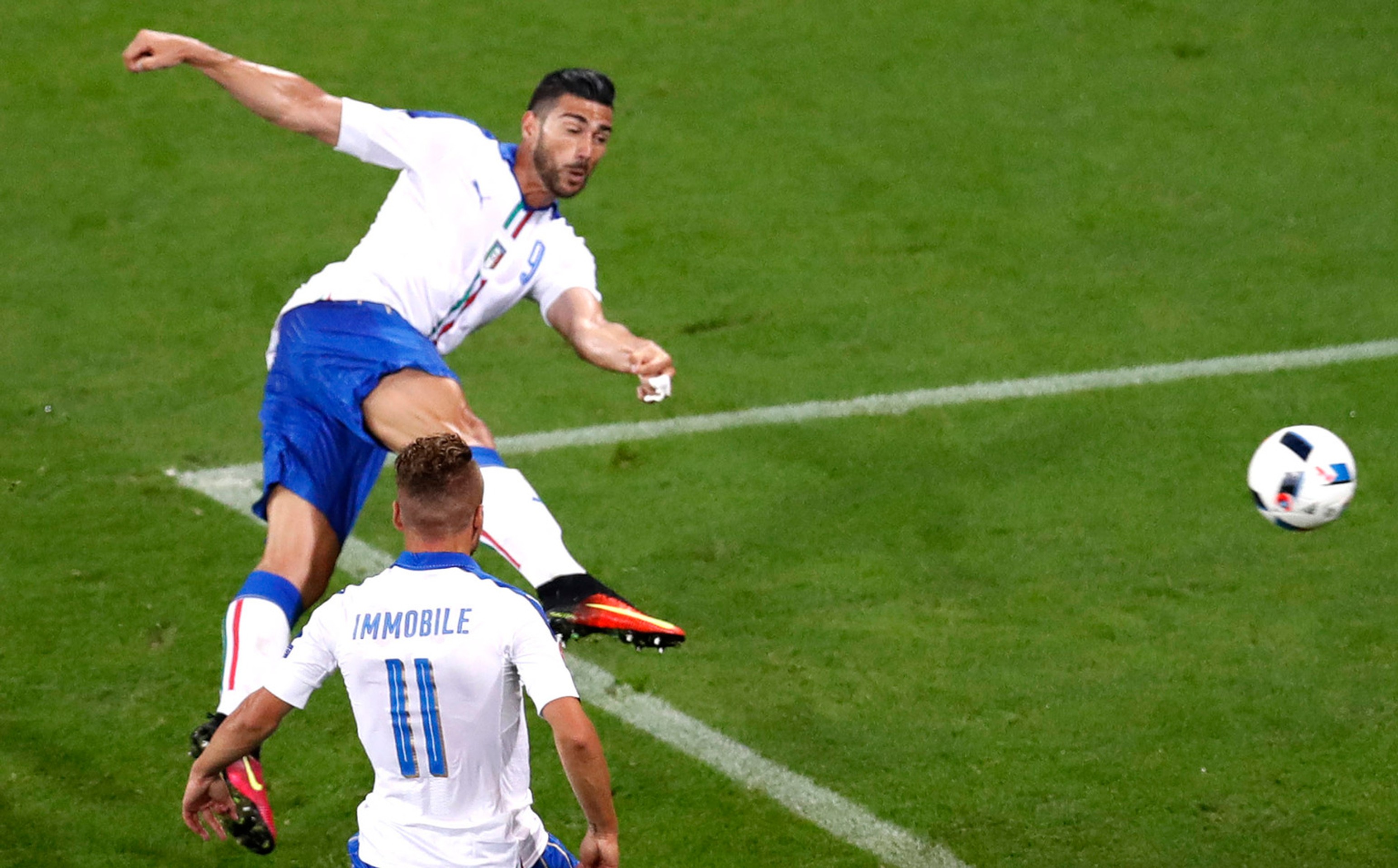 Graziano Pellé strieľa druhý gól Talianov do belgickej siete na ME vo Francúzsku.