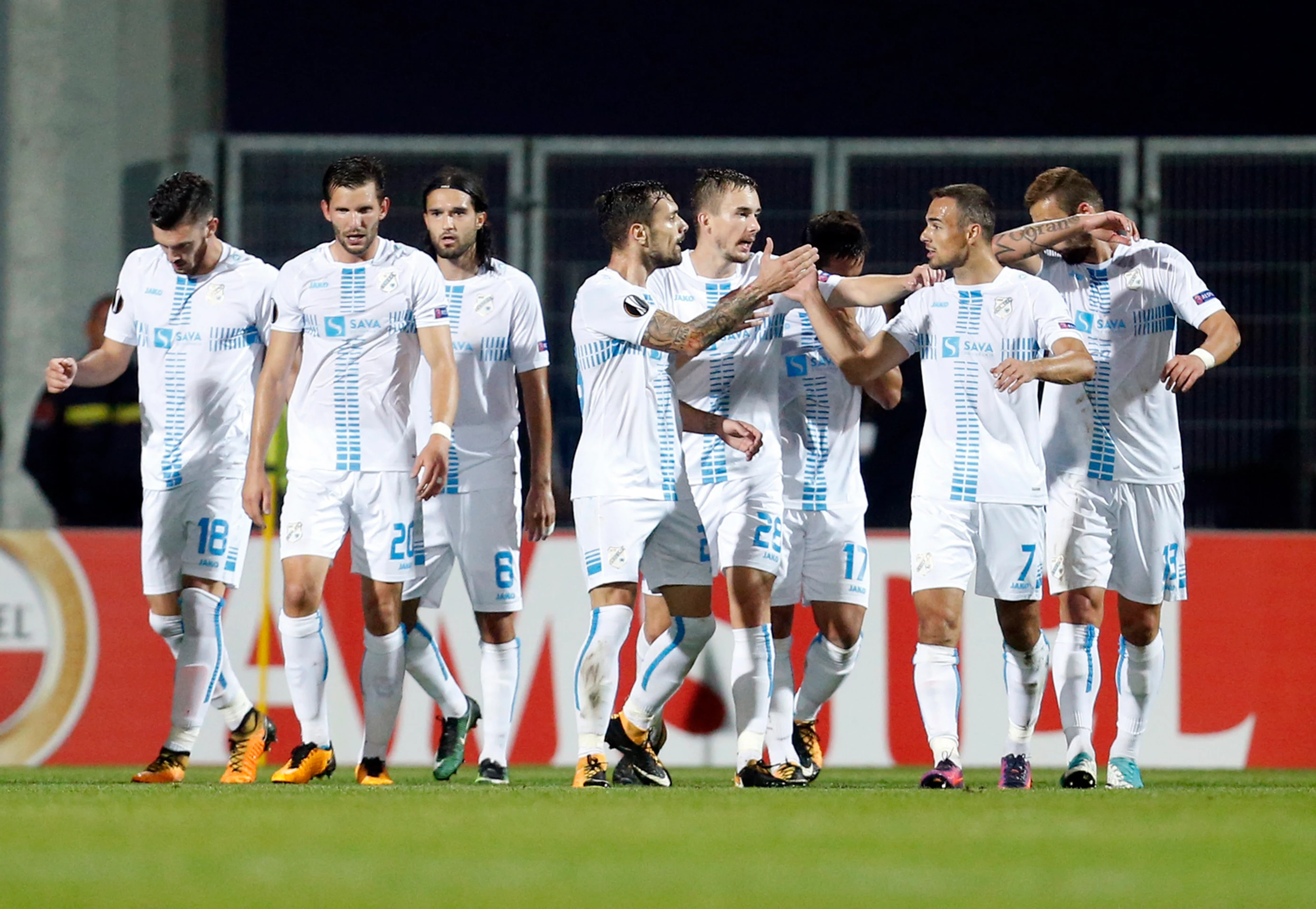 Hráči Rijeky oslavujú gól v zápase EL proti AEK Atény.