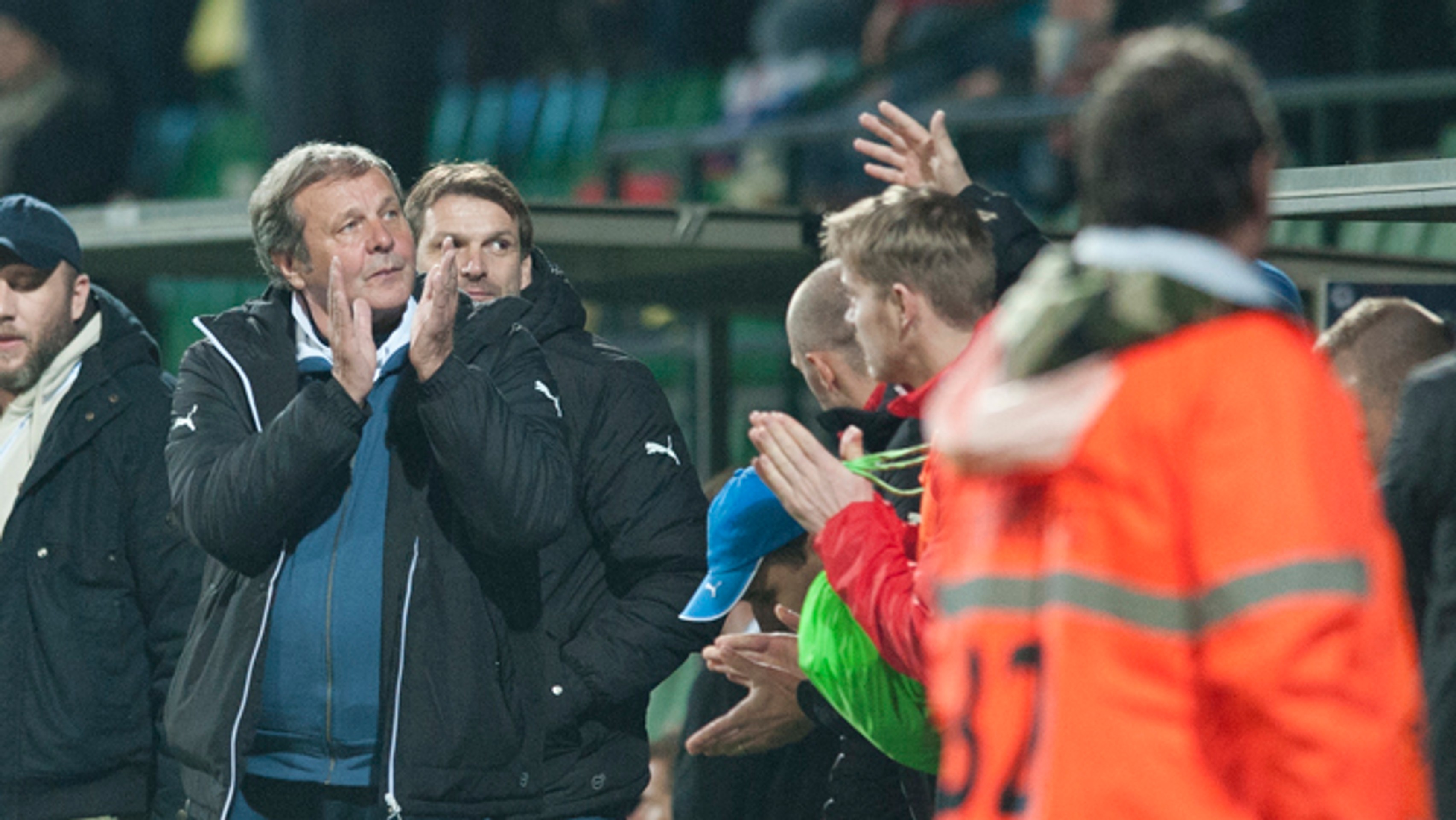 Tréner Ján Kozák ďakuje divákom po víťazstve v prípravnom zápase Slovensko - Island. 