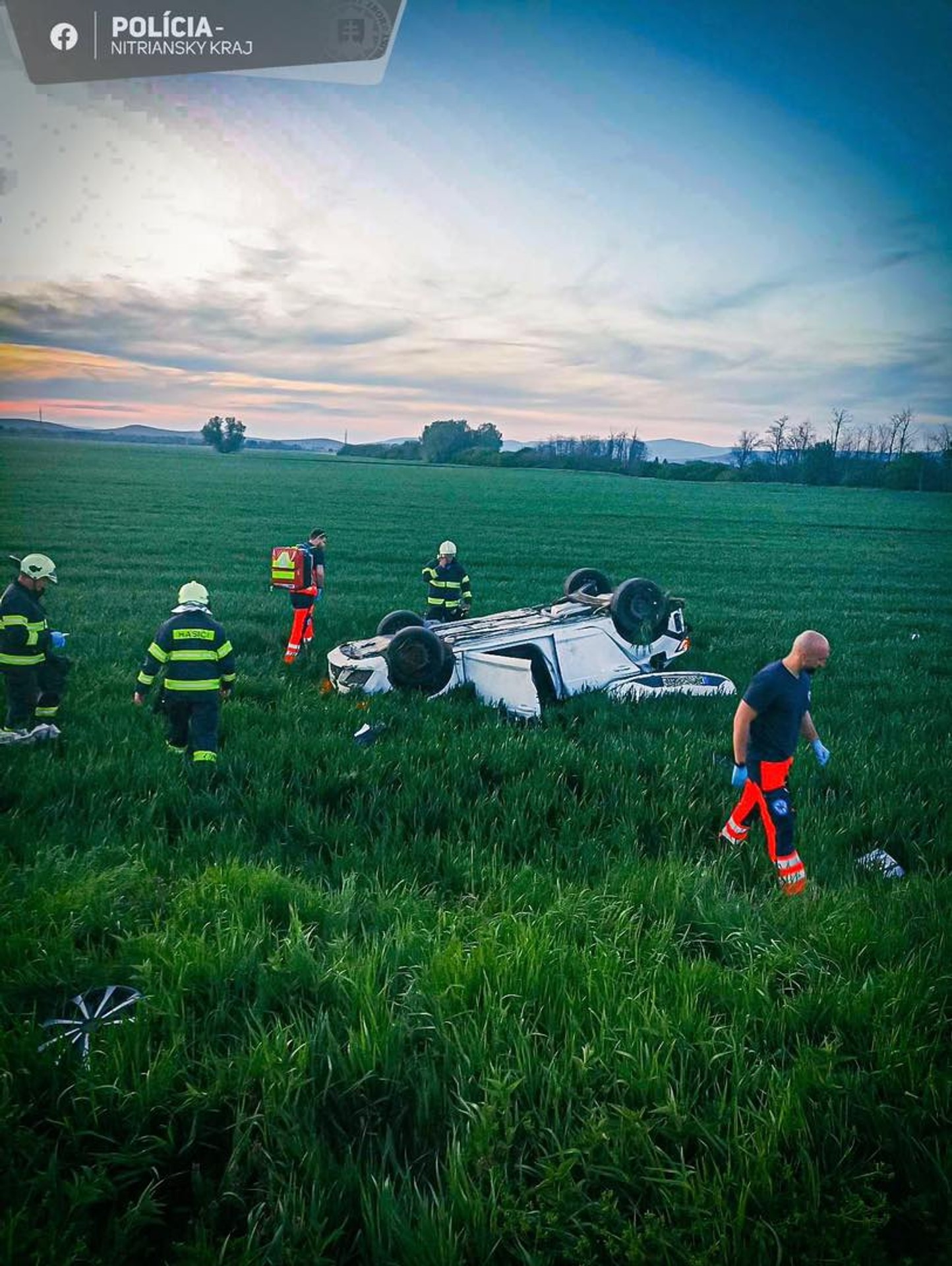 Auto sa prevrátilo na strechu