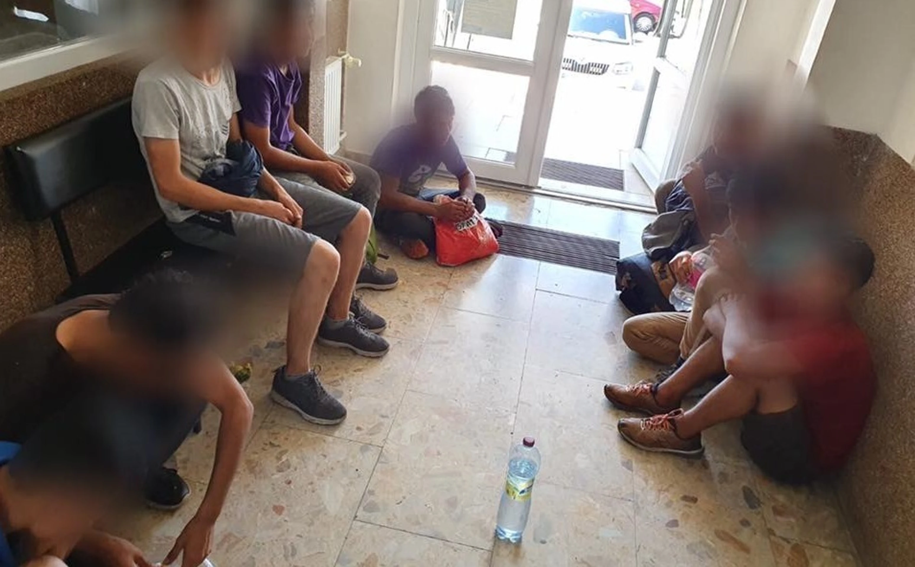Polícia našla ilegálnych imigrantov pod vlakovým vozňom.