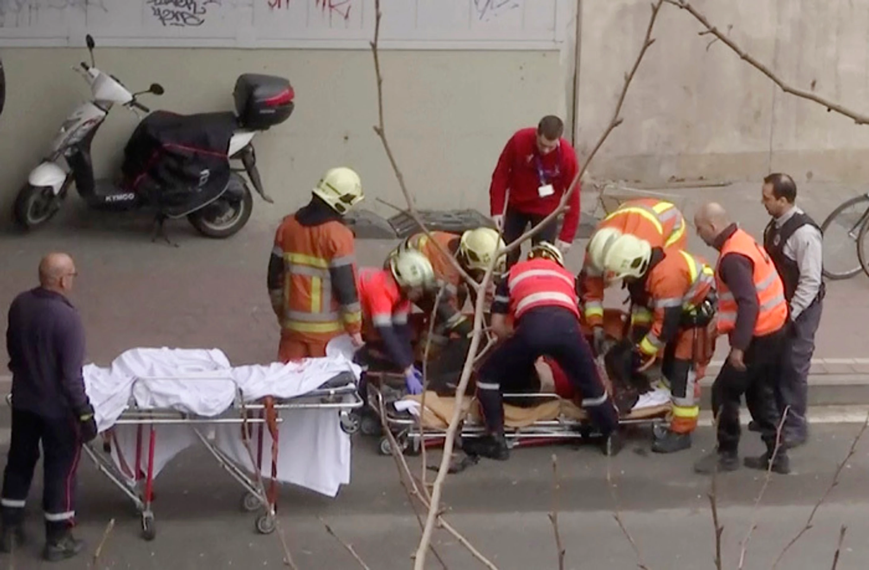 Záchranári odvážajú zraneného cestujúceho po výbuchu na bruselskom letisku Zaventem.