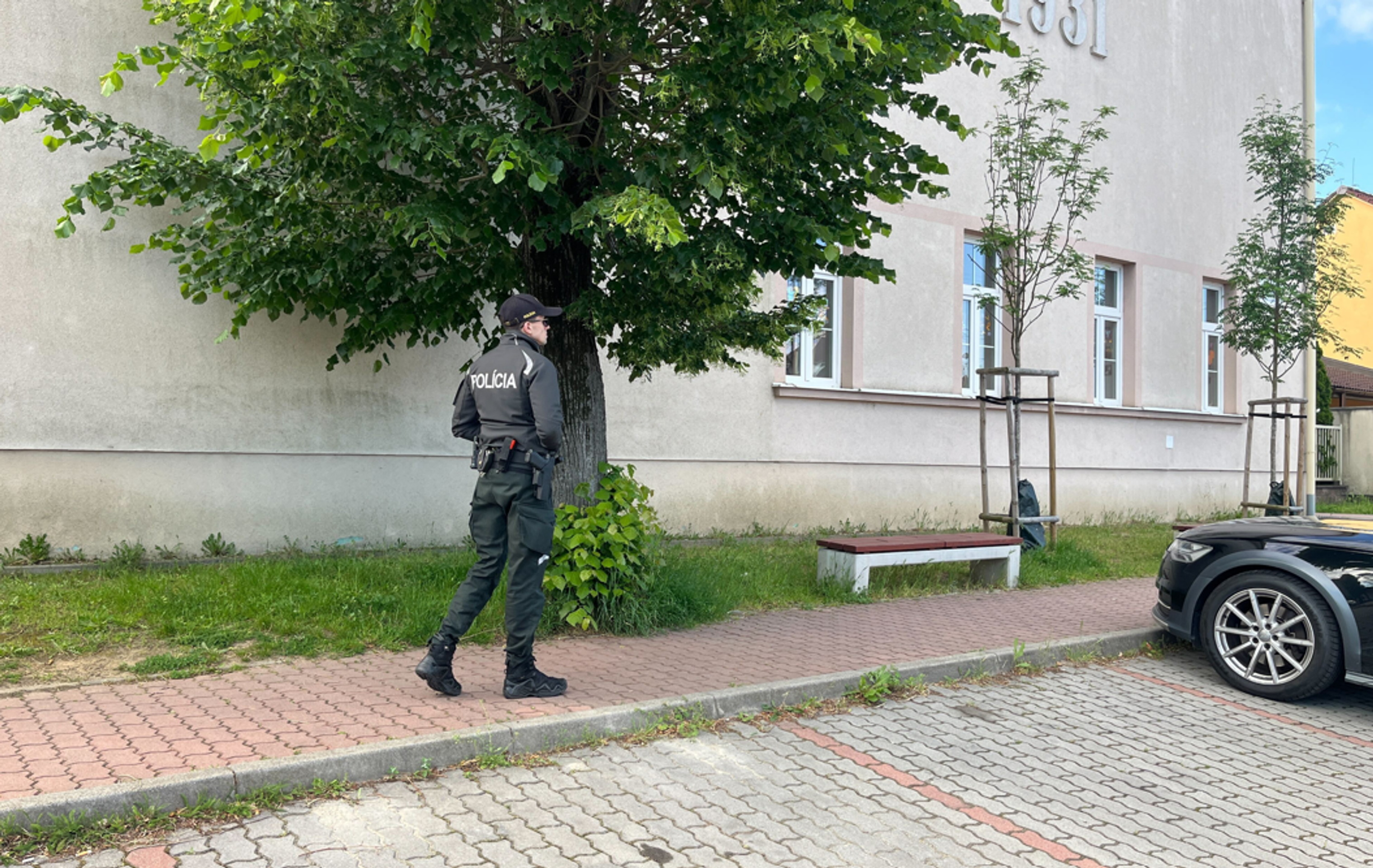 Policajt hliadkuje pred jednou zo základných škôl.