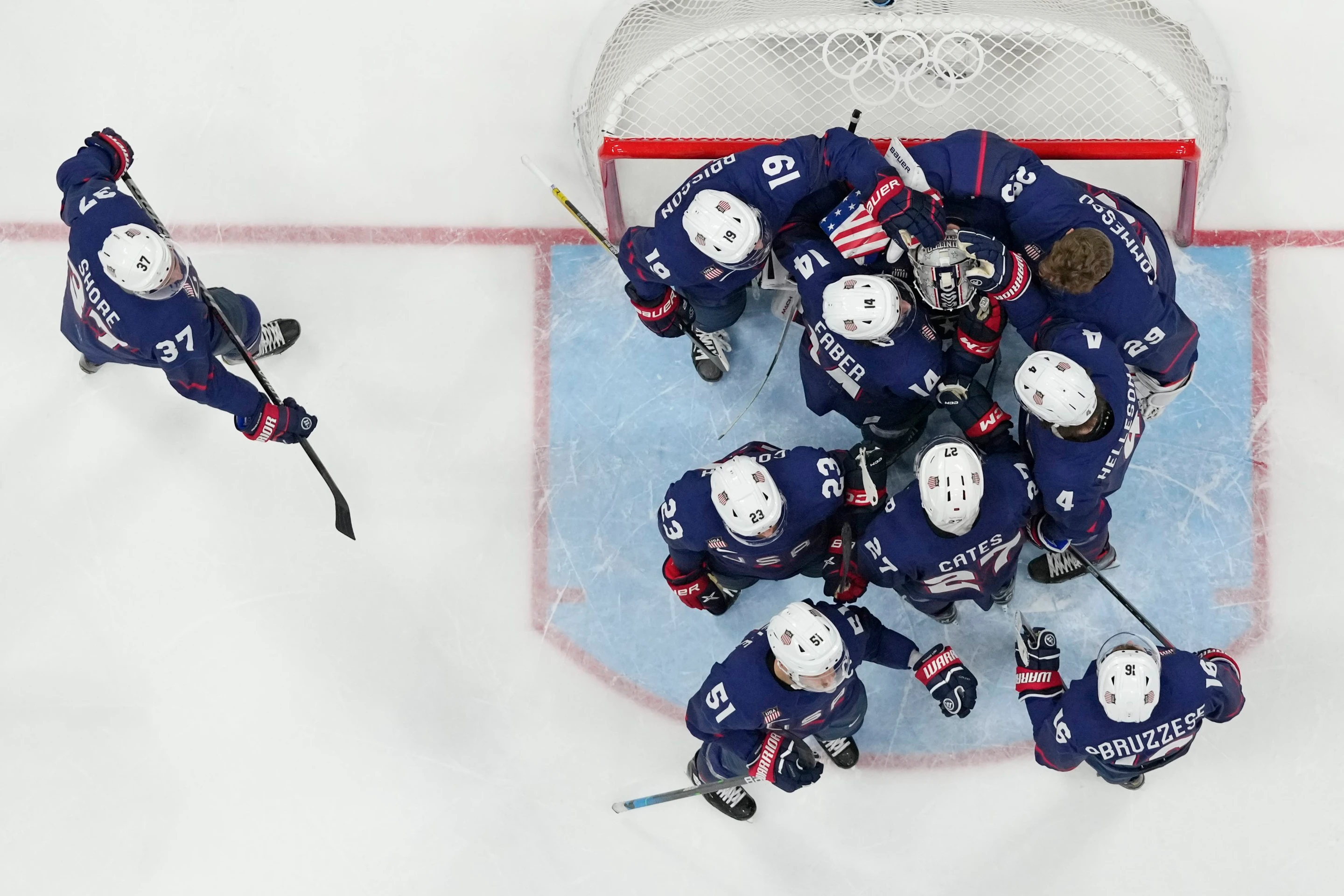 Americkí hráči po prehre so Slovenskom vo štvrťfinále ZOH 2022.