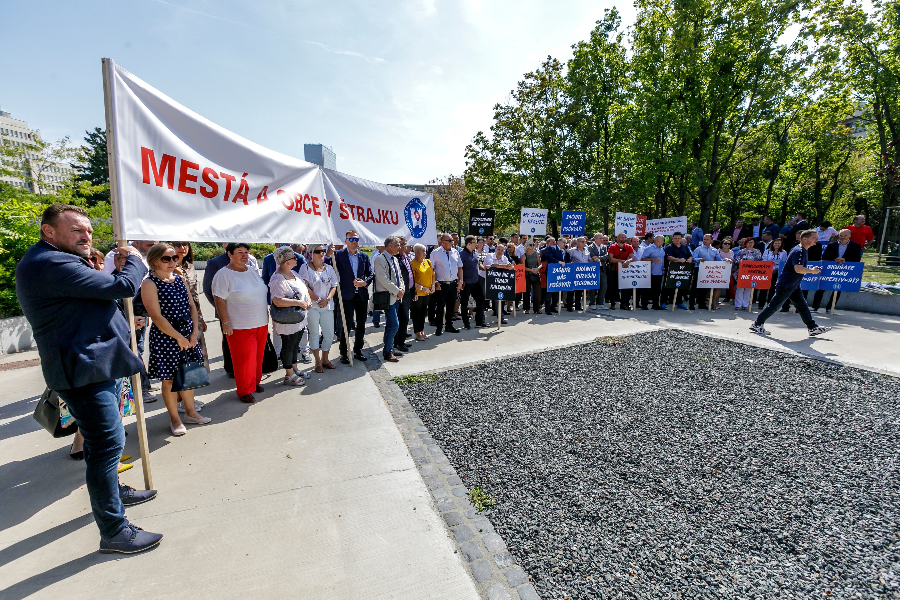 Protest Združenia miest a obcí Slovenska pred Úradom vlády SR