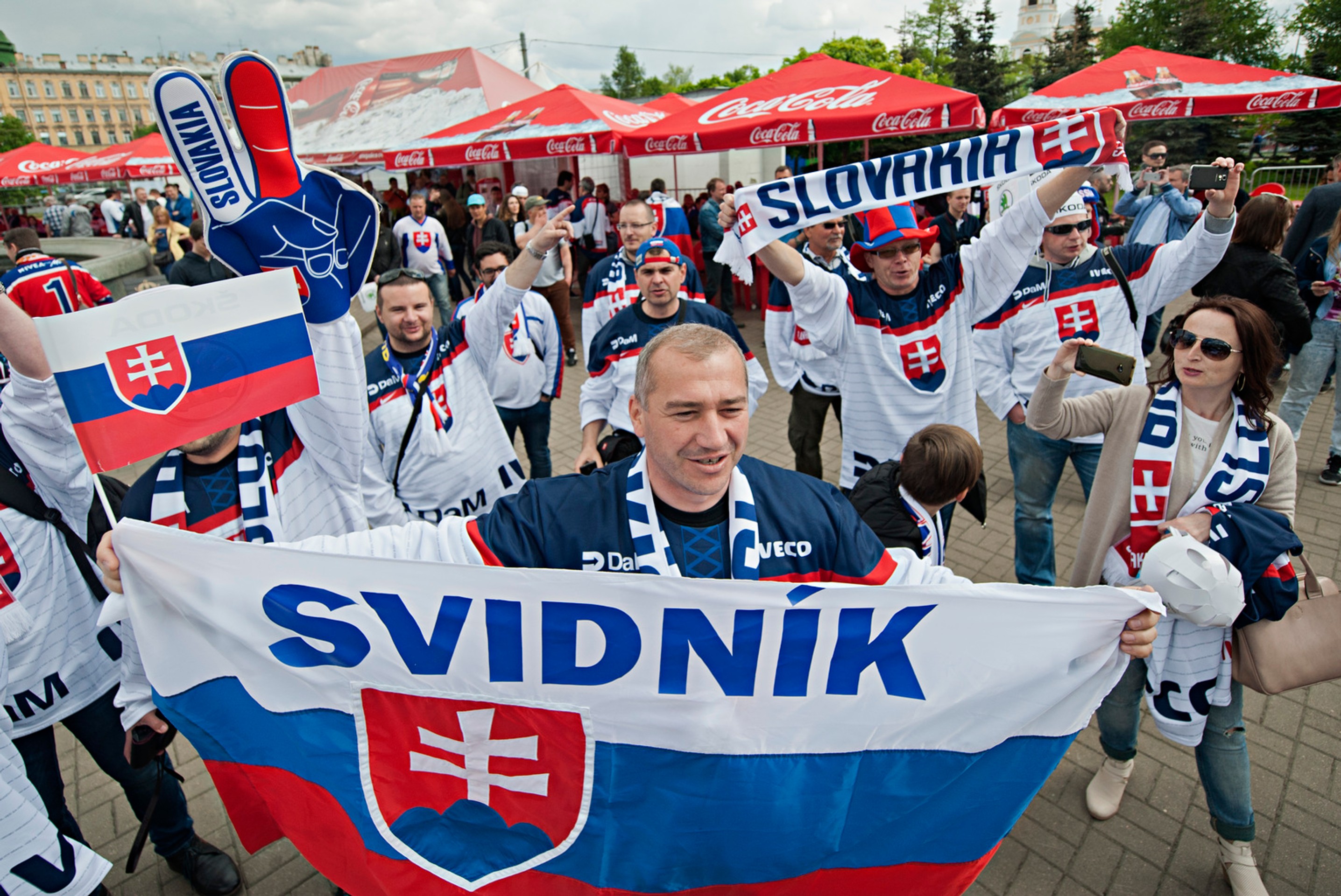 Slovenskí fanúšikovia pred zápasom s USA.