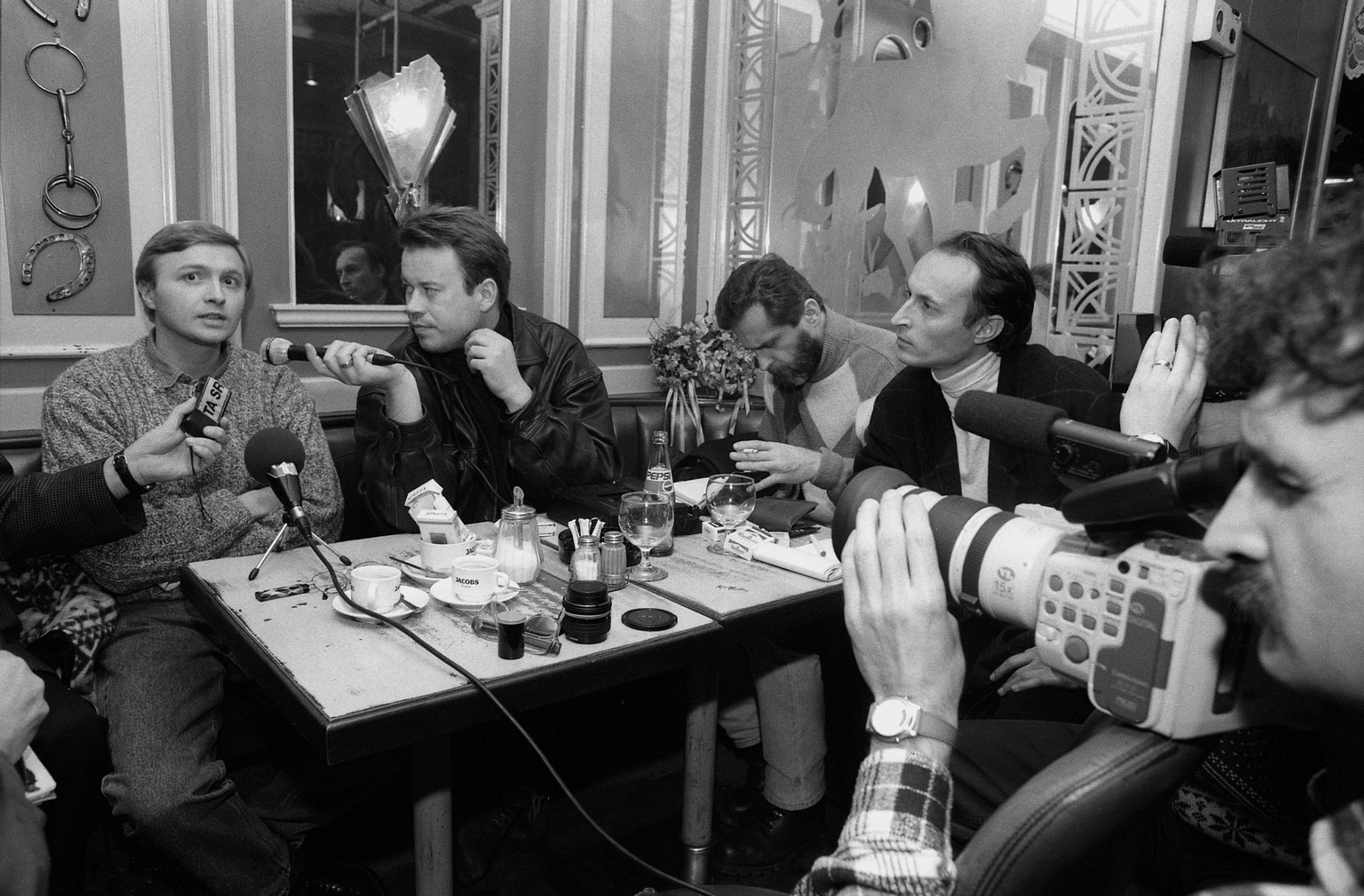 Na archívnej snímke z 5. októbra 1995 tlačová konferencia Michala Kováča ml. v hoteli Astron vo Viedni.