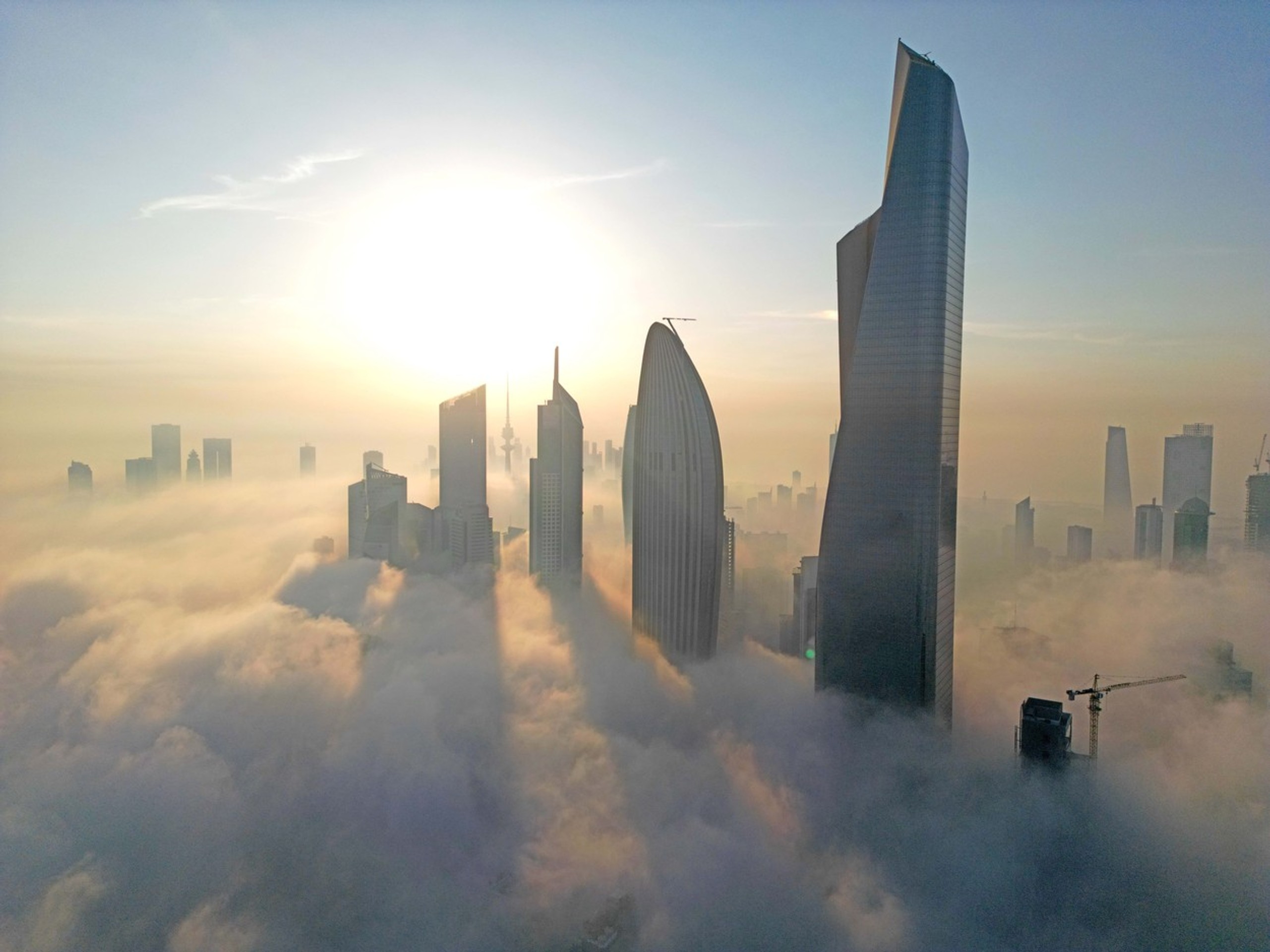 Metropolu Kuvajtu zahalila hustá hmla.