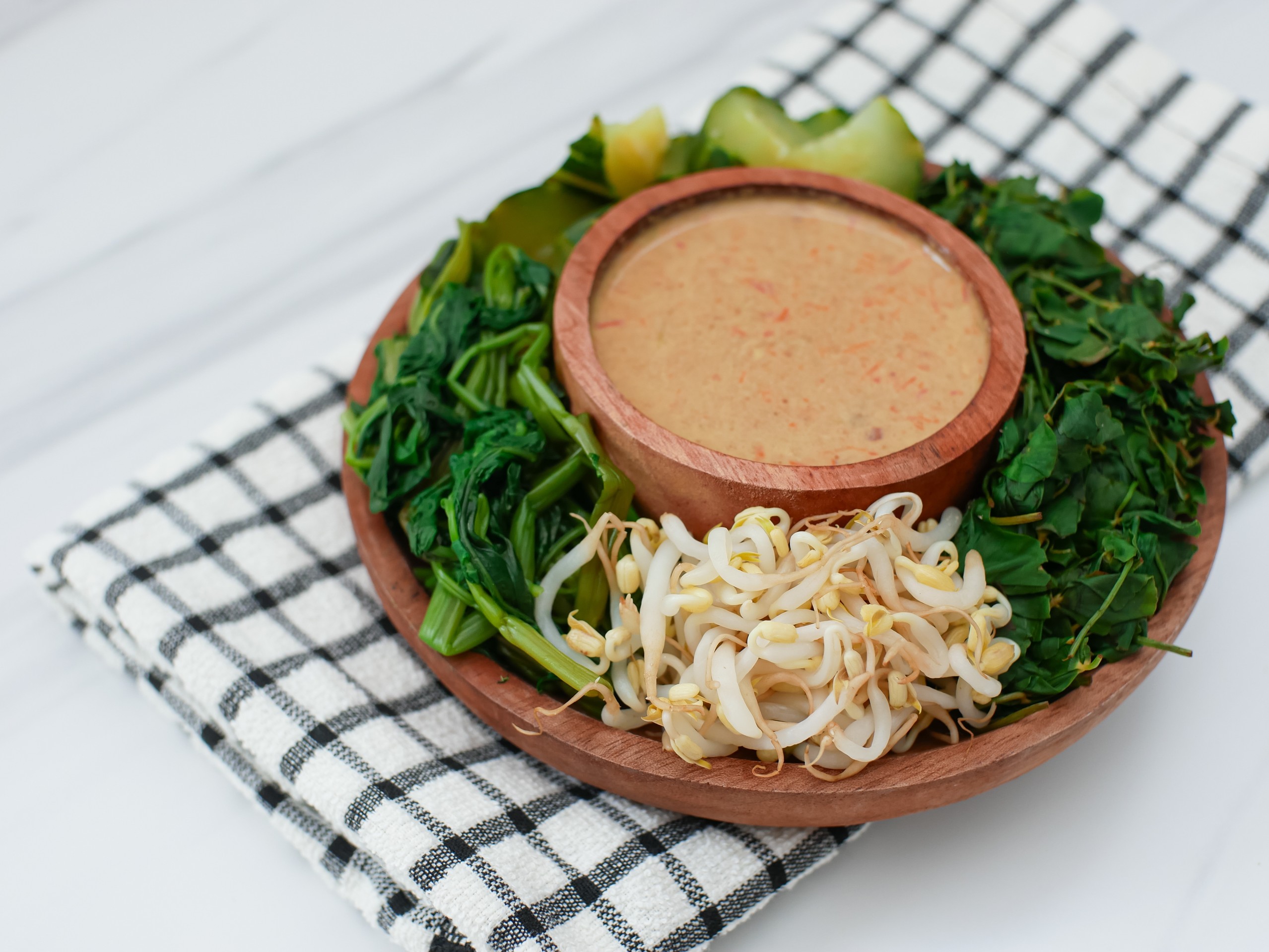 Šalát pecel sayur.