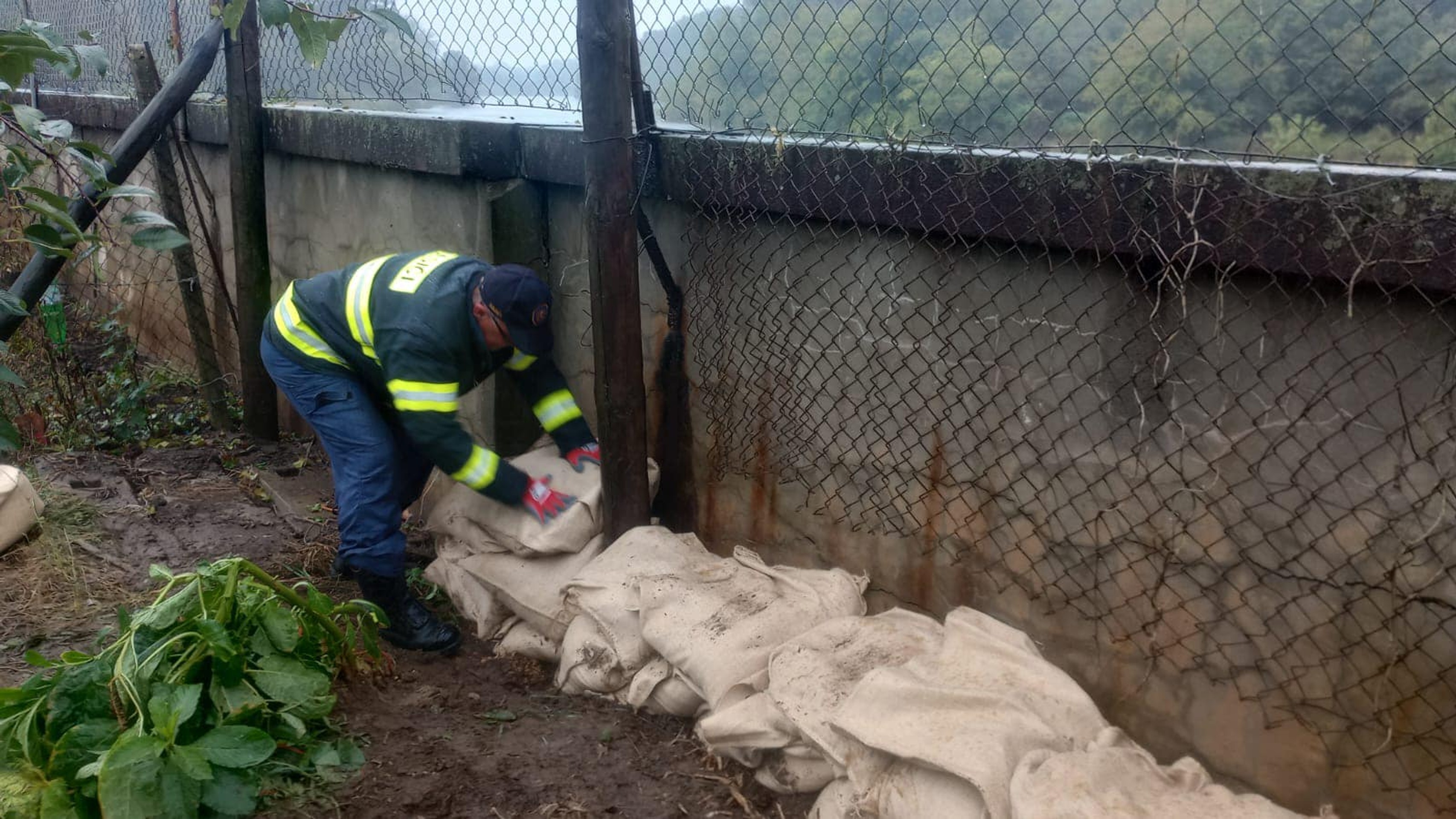 V obci Malé Leváre pripravujú vrecia s pieskom.