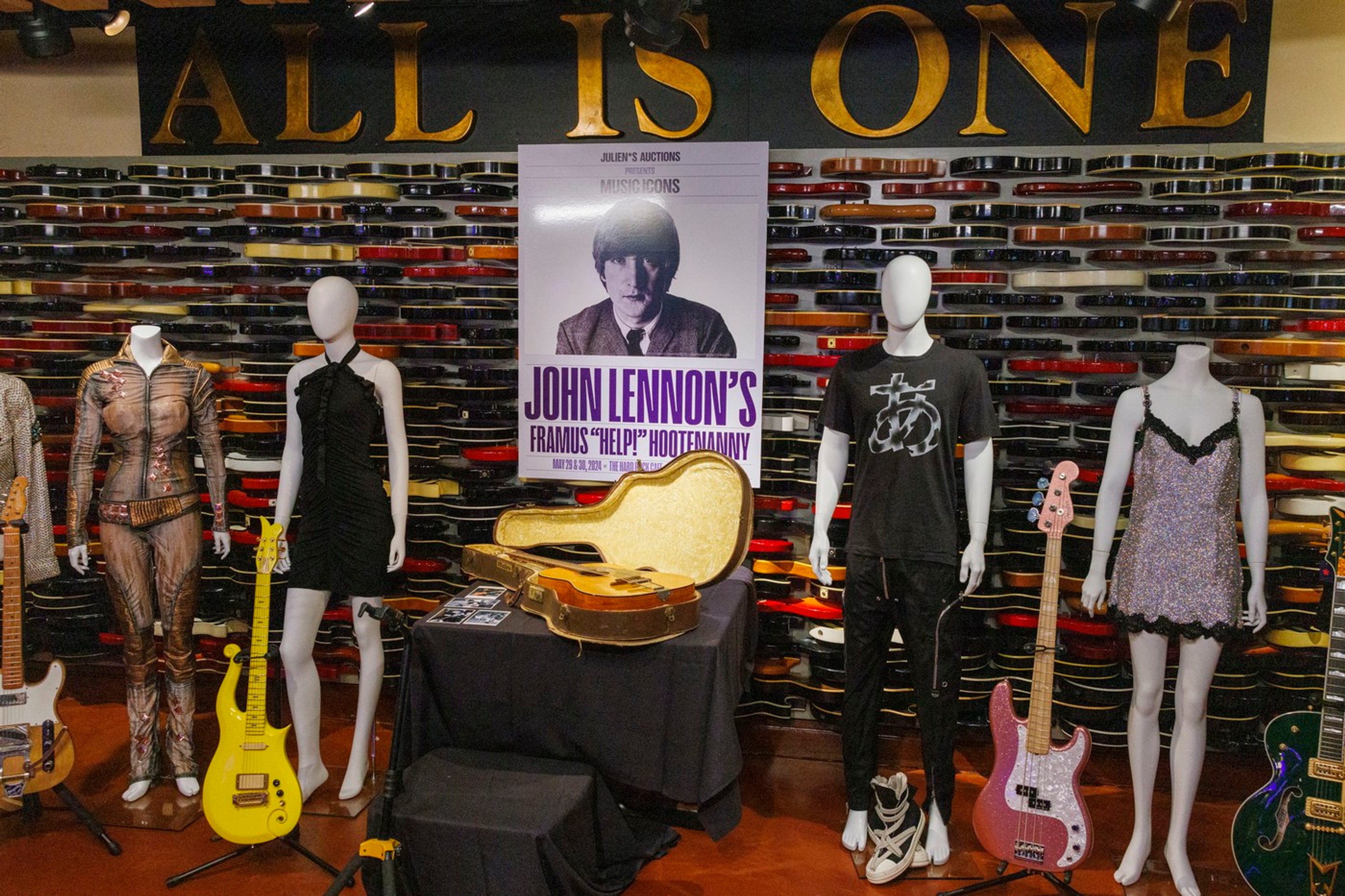 Lennonovu akustickú gitaru vydražili za takmer tri milióny dolárov.