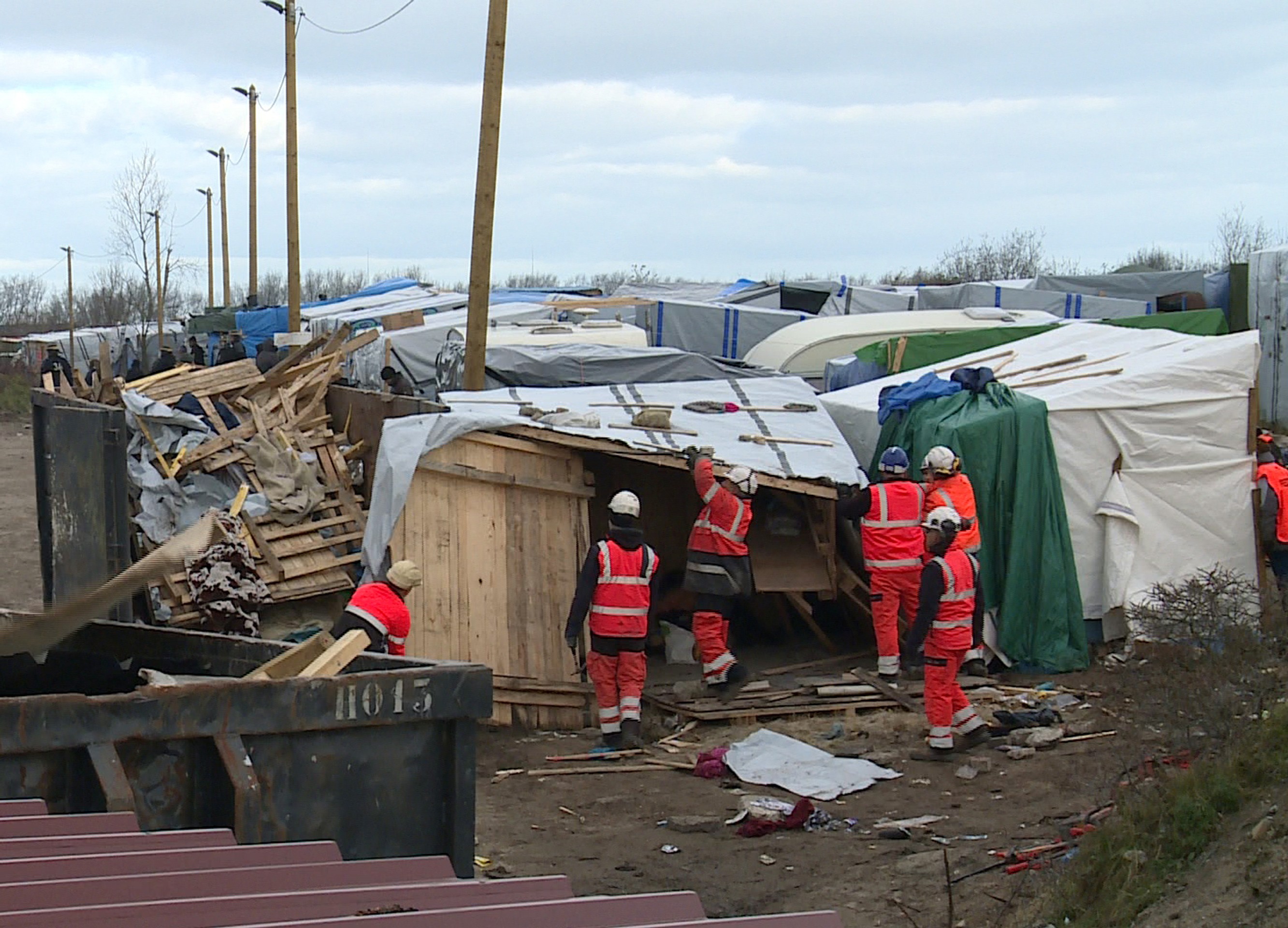 Búranie táboru v Calais. 