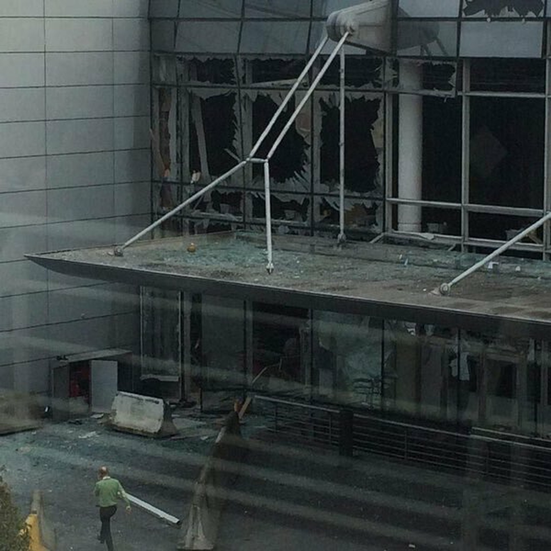 Pohľad na vybité okná na bruselskom letisku Zaventem po výbuchu.