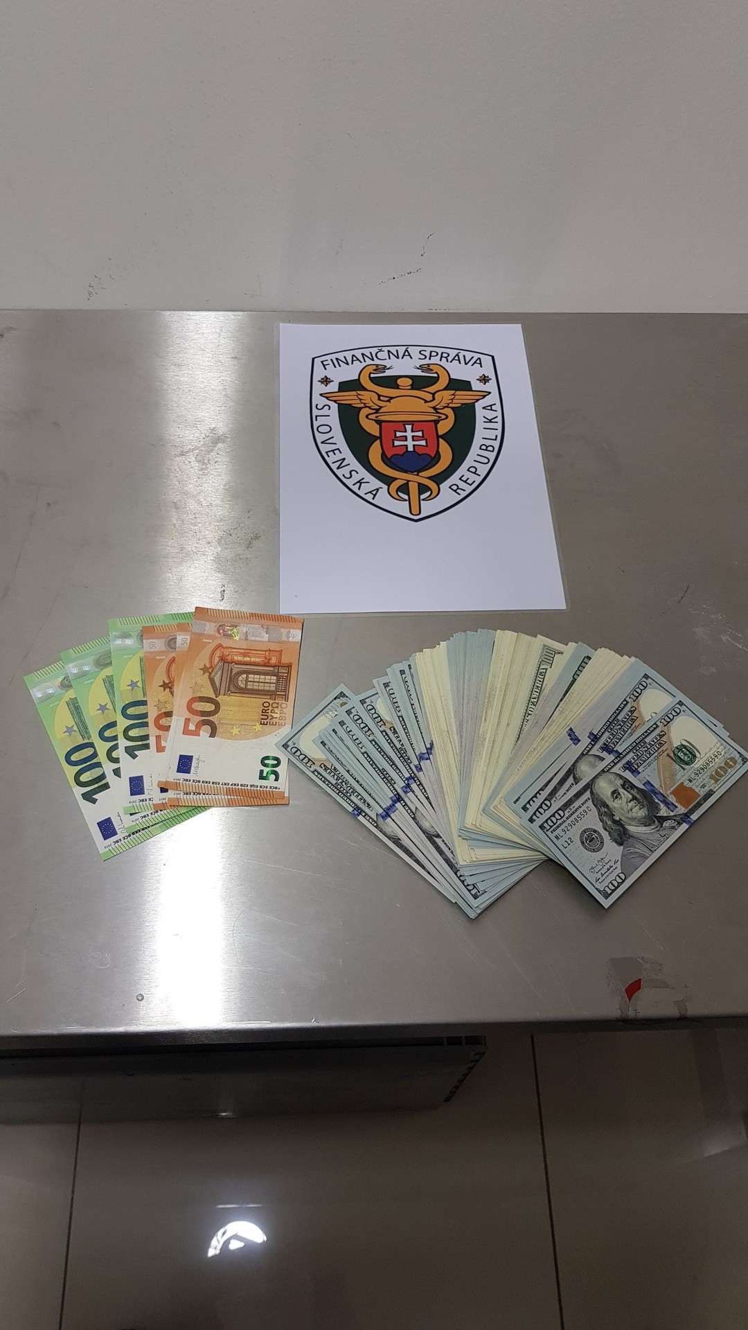 Veci zadržané na letisku v Bratislave.