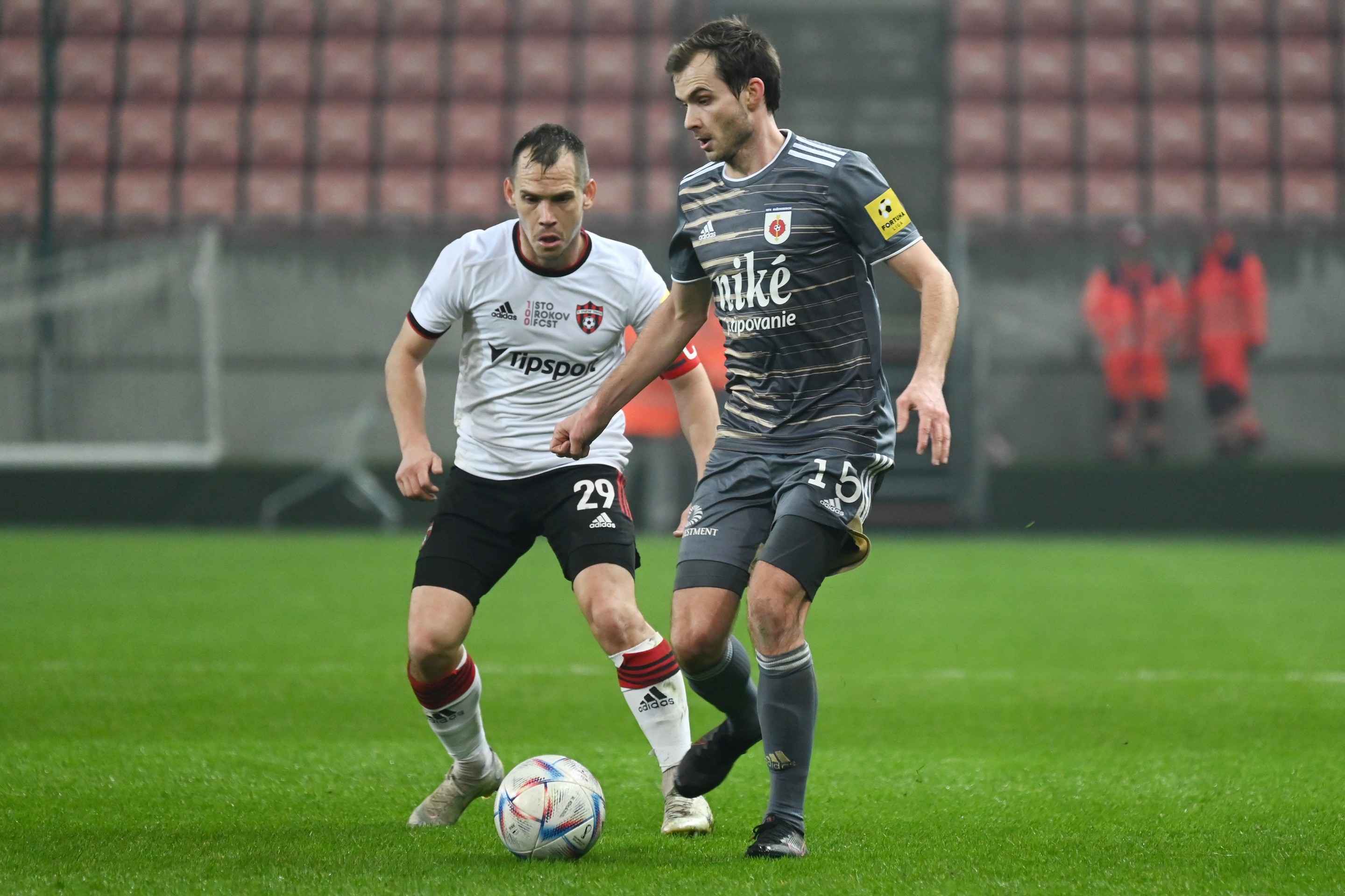 Na snímke vľavo kapitán Spartaka Martin Mikovič a hráč Ružomberka Štefan Gerec.