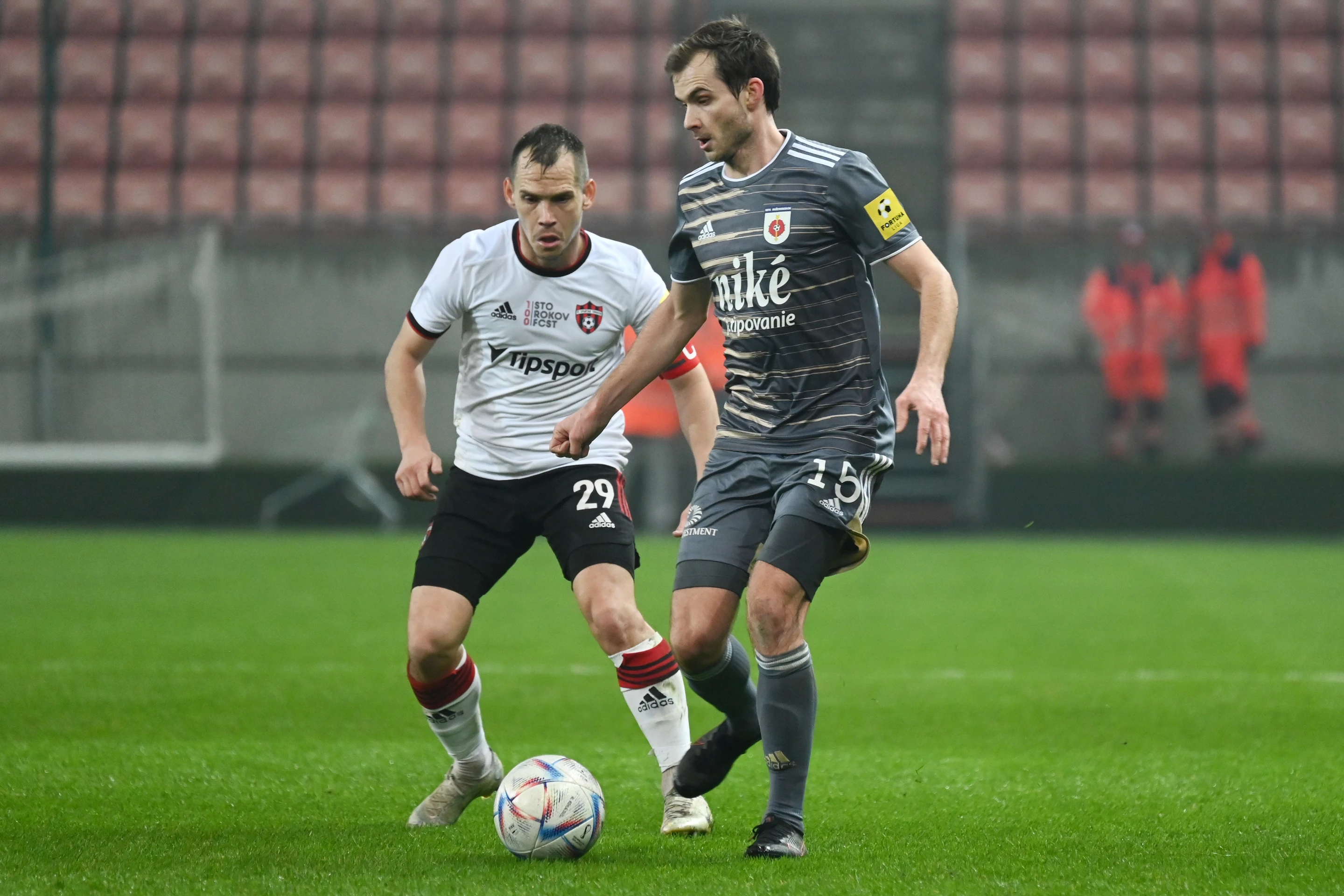 Na snímke vľavo kapitán Spartaka Martin Mikovič a hráč Ružomberka Štefan Gerec.
