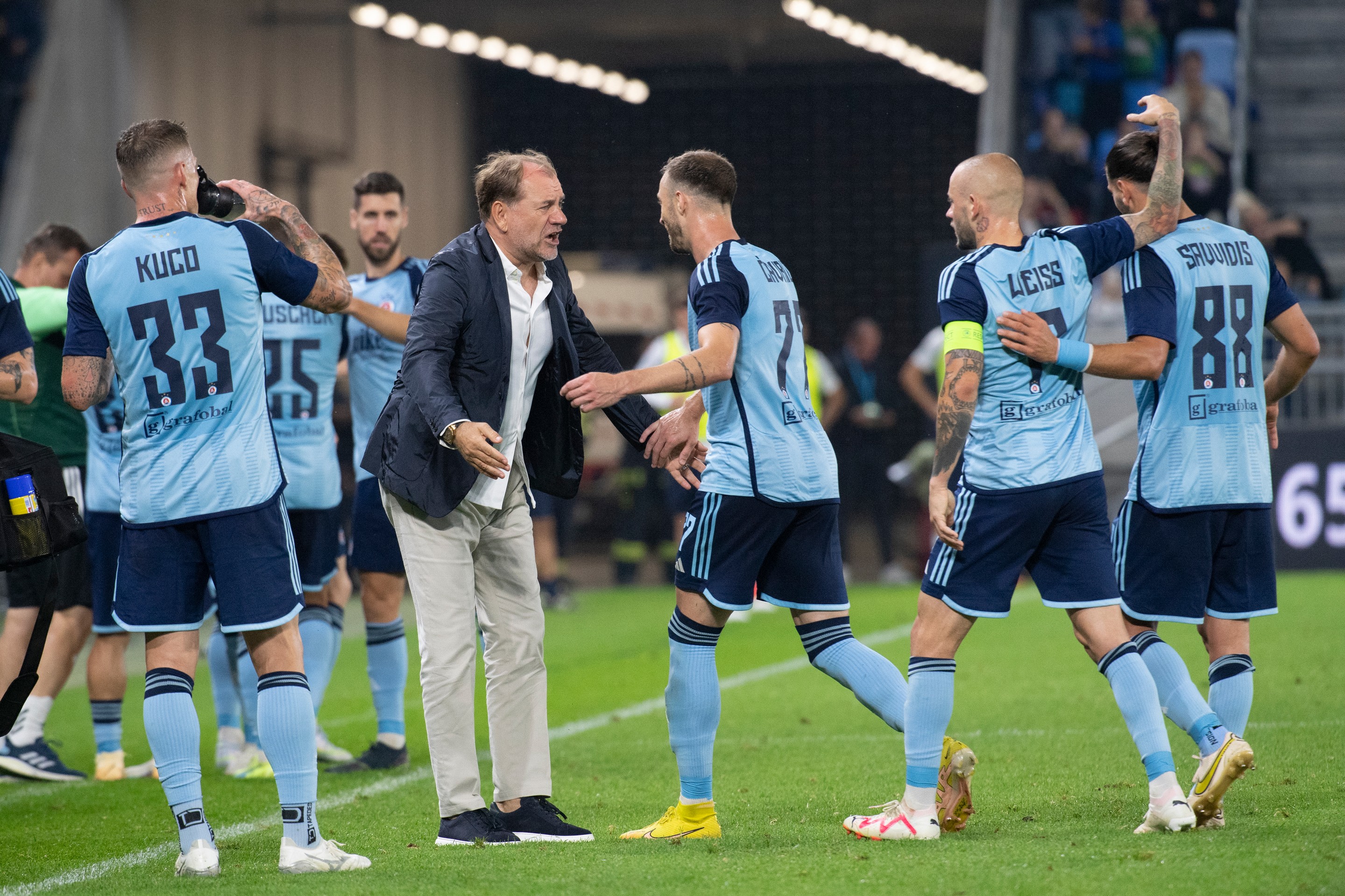Na snímke tréner Vladimír Weiss st. a hráči Slovana sa tešia po strelení gólu na 2:0.