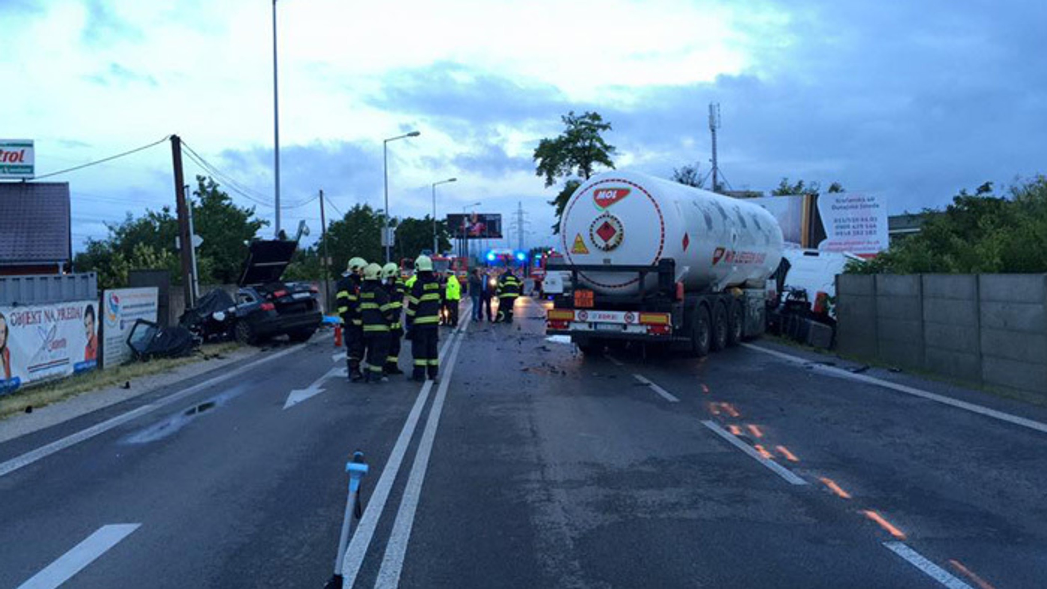 Cisterna skončila v plote rodinného domu.