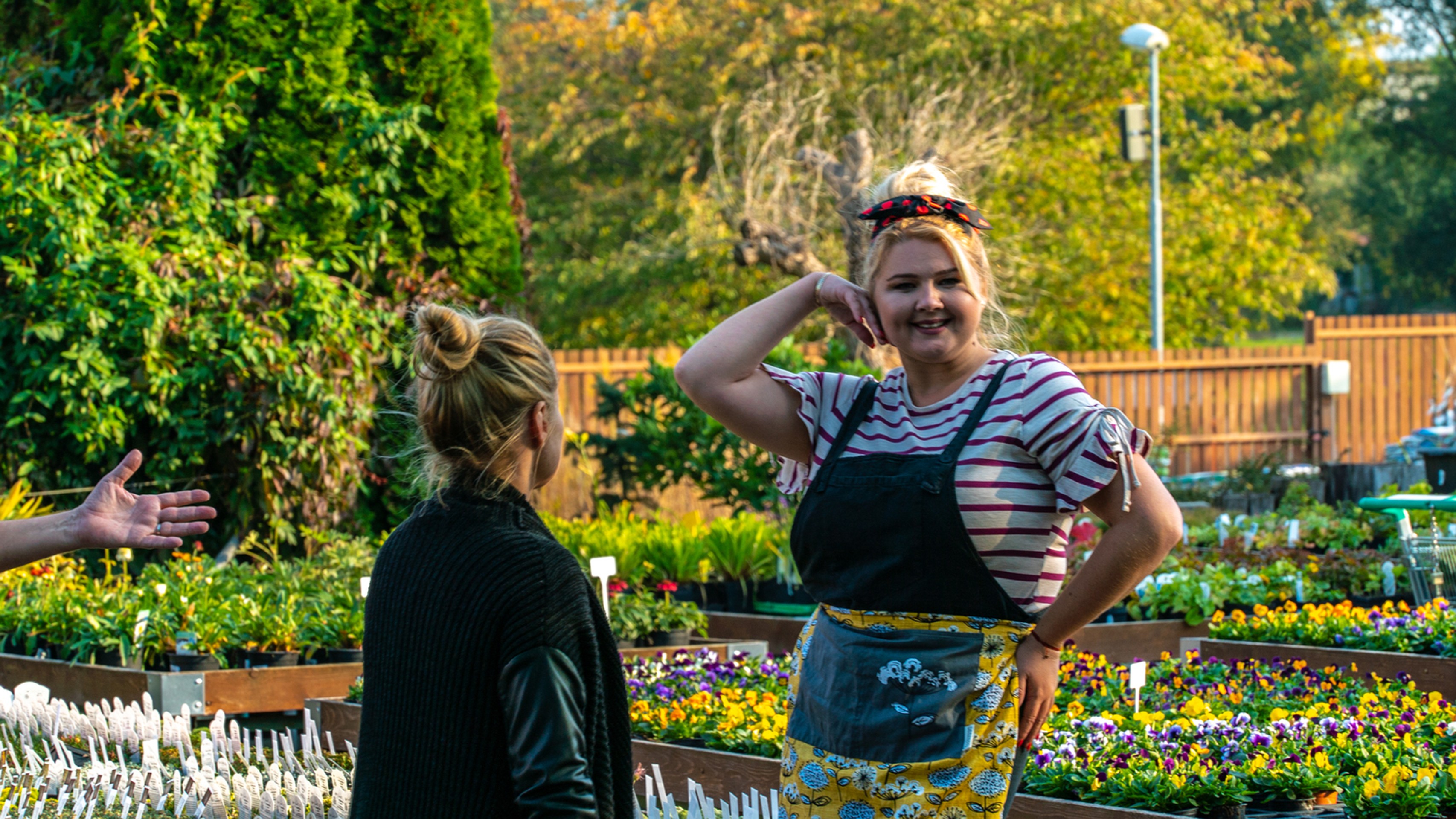 Zľava Raheem Sterling, Sergio Agüero a David Silva z Manchesteru City oslavujú gól v prvom osemfinále LM na pôde Schalke.