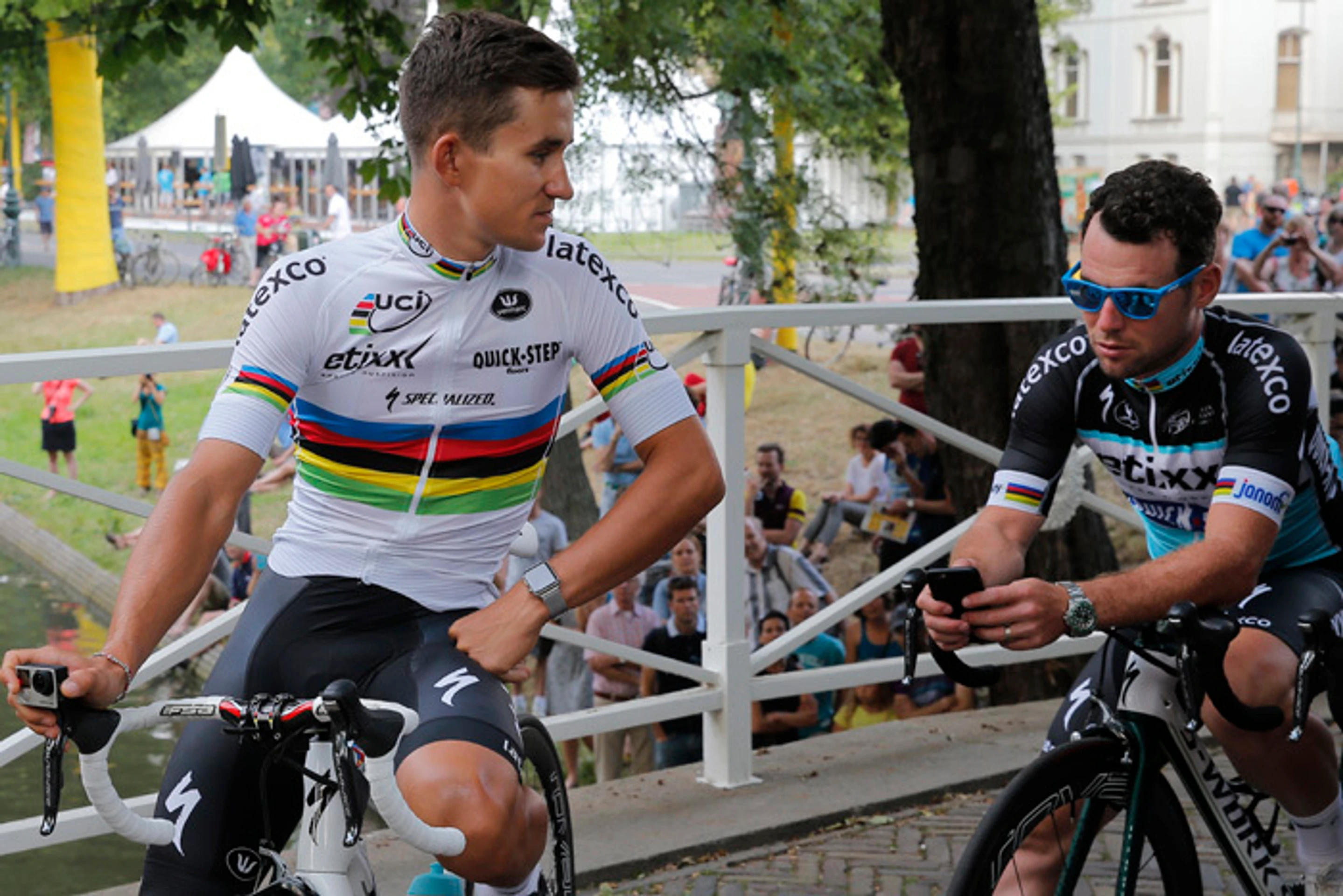  Michal Kwiatkowski (vľavo) a Mark Cavendish na predstavovaní tímov v Utrechte pred TdF.