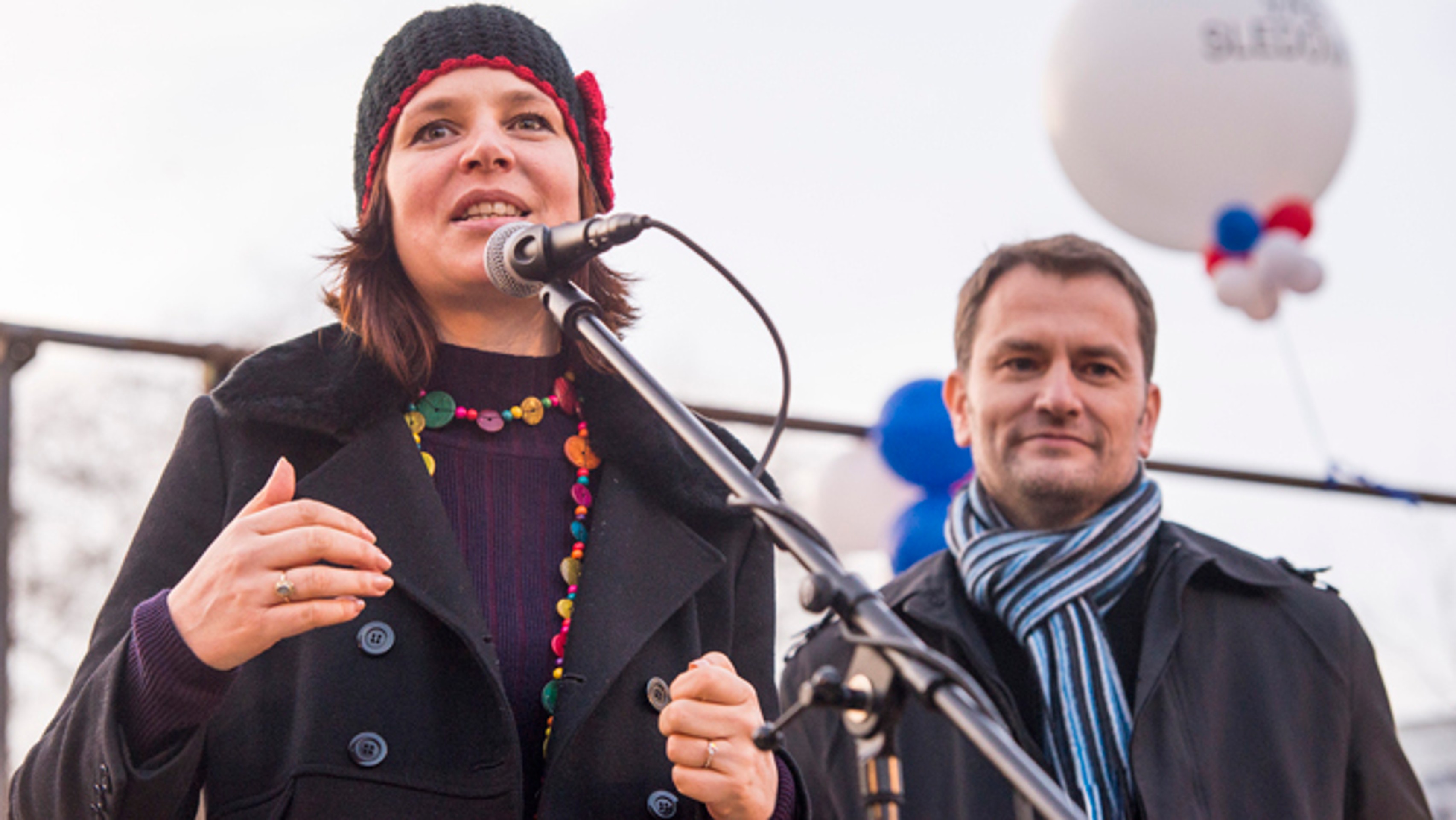 Blogerka Veronika Remišová a predseda strany OľaNO Igor Matovič počas vystúpenia na protestnom stretnutí.