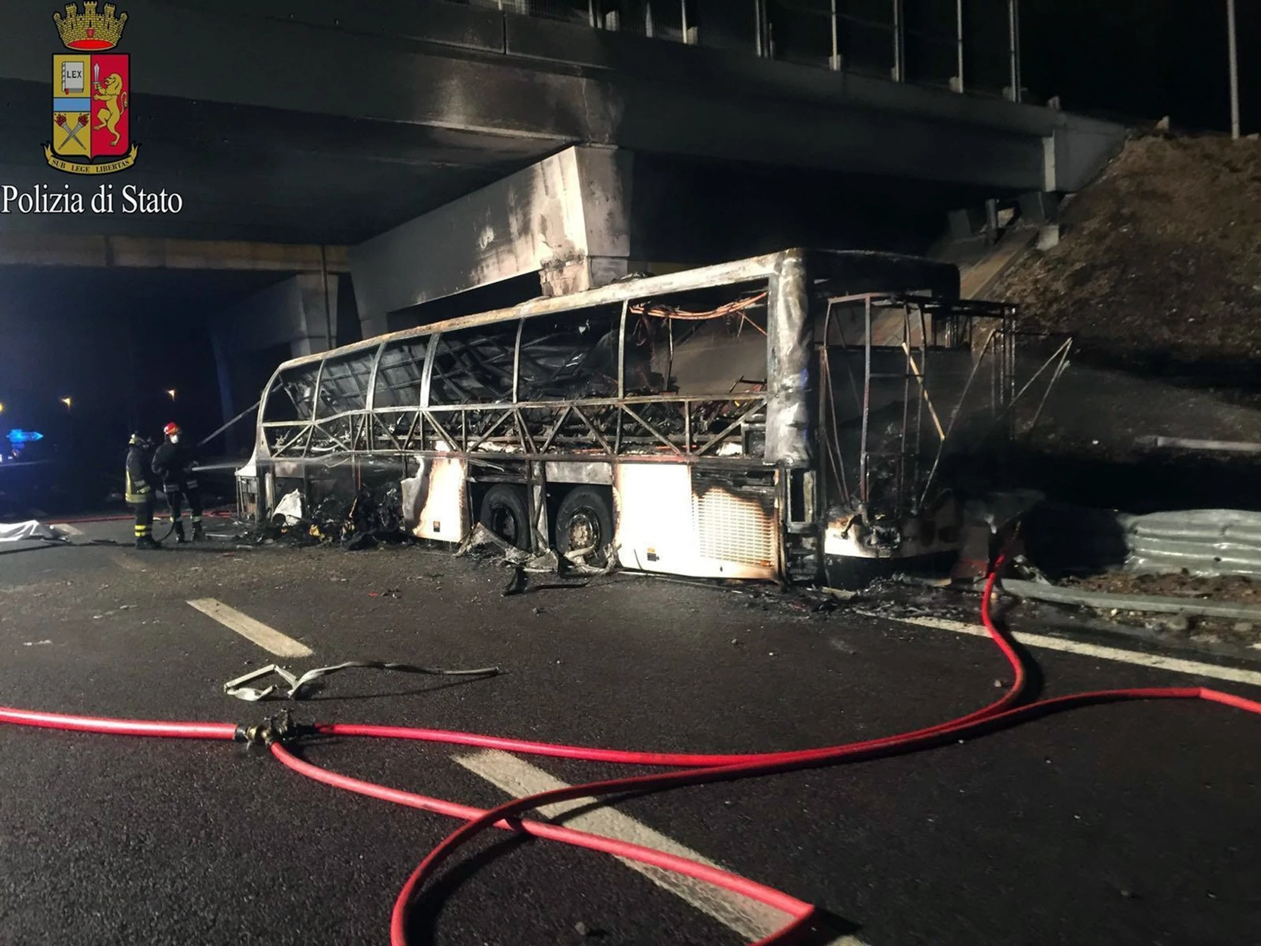 Havarovaný maďarský autobus so študentmi.