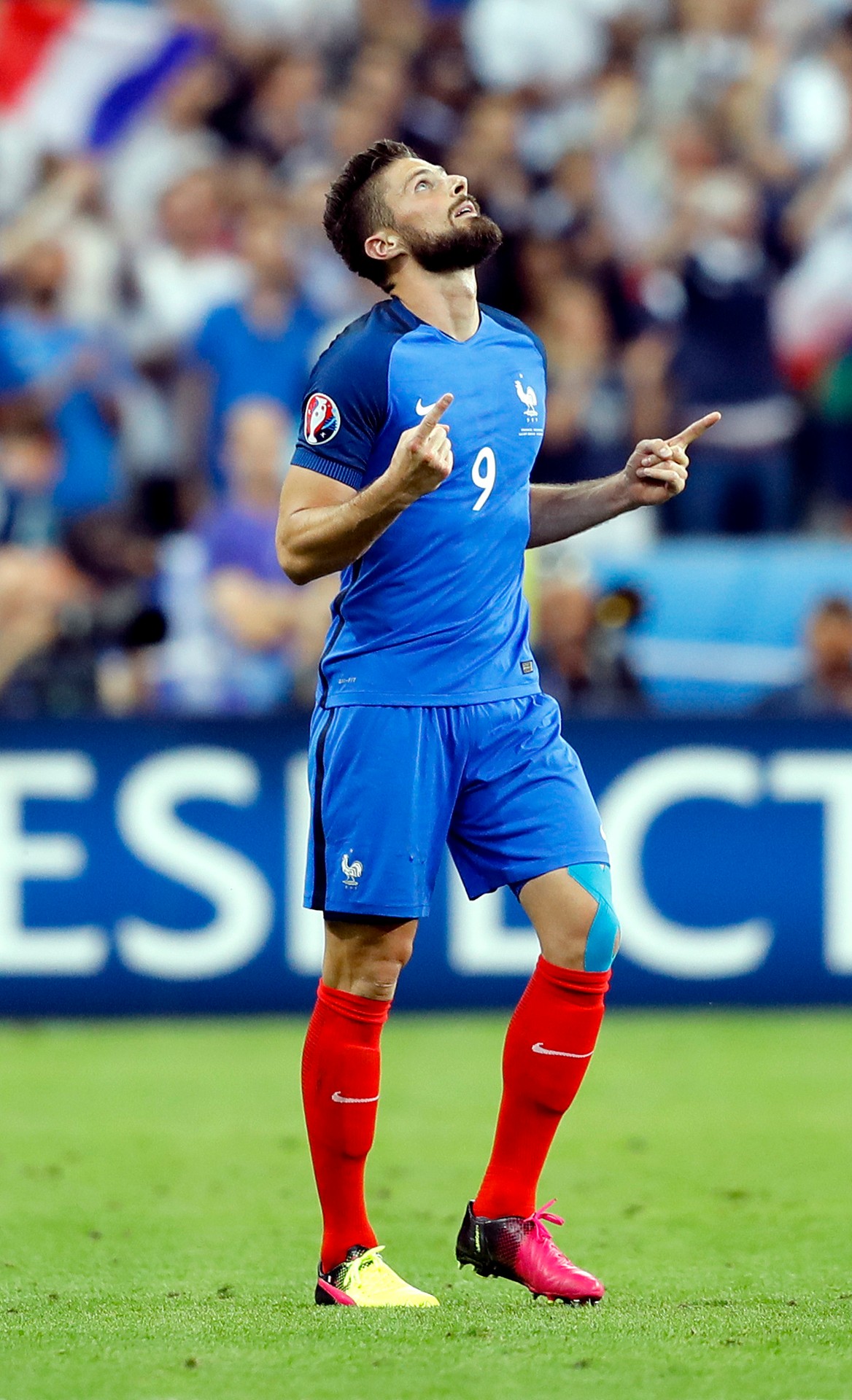 Olivier Giroud oslavuje svoj gól.