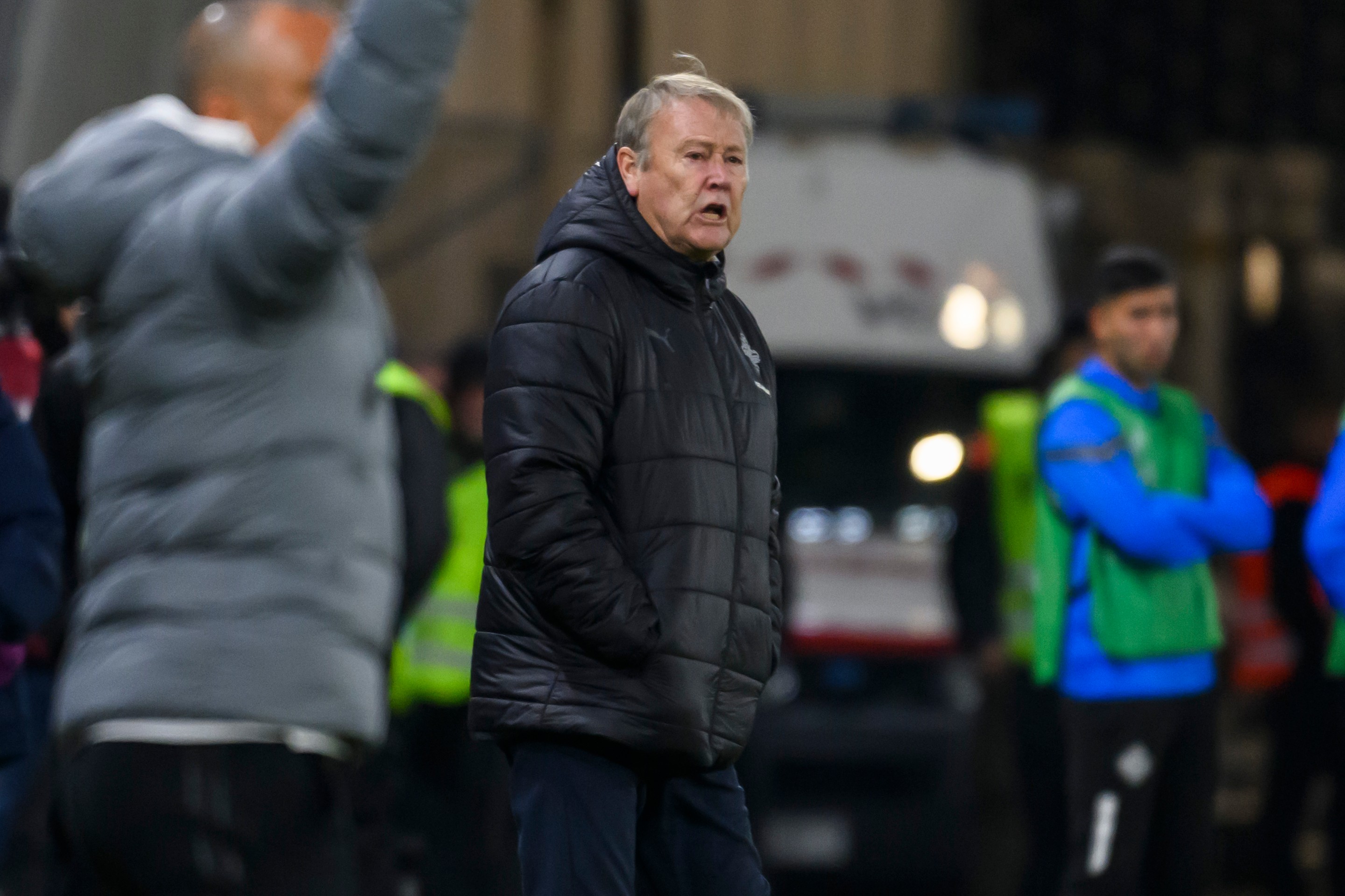 Tréner Islandu Age Hareide v zápase kvalifikácie ME 2024 na Slovensku.