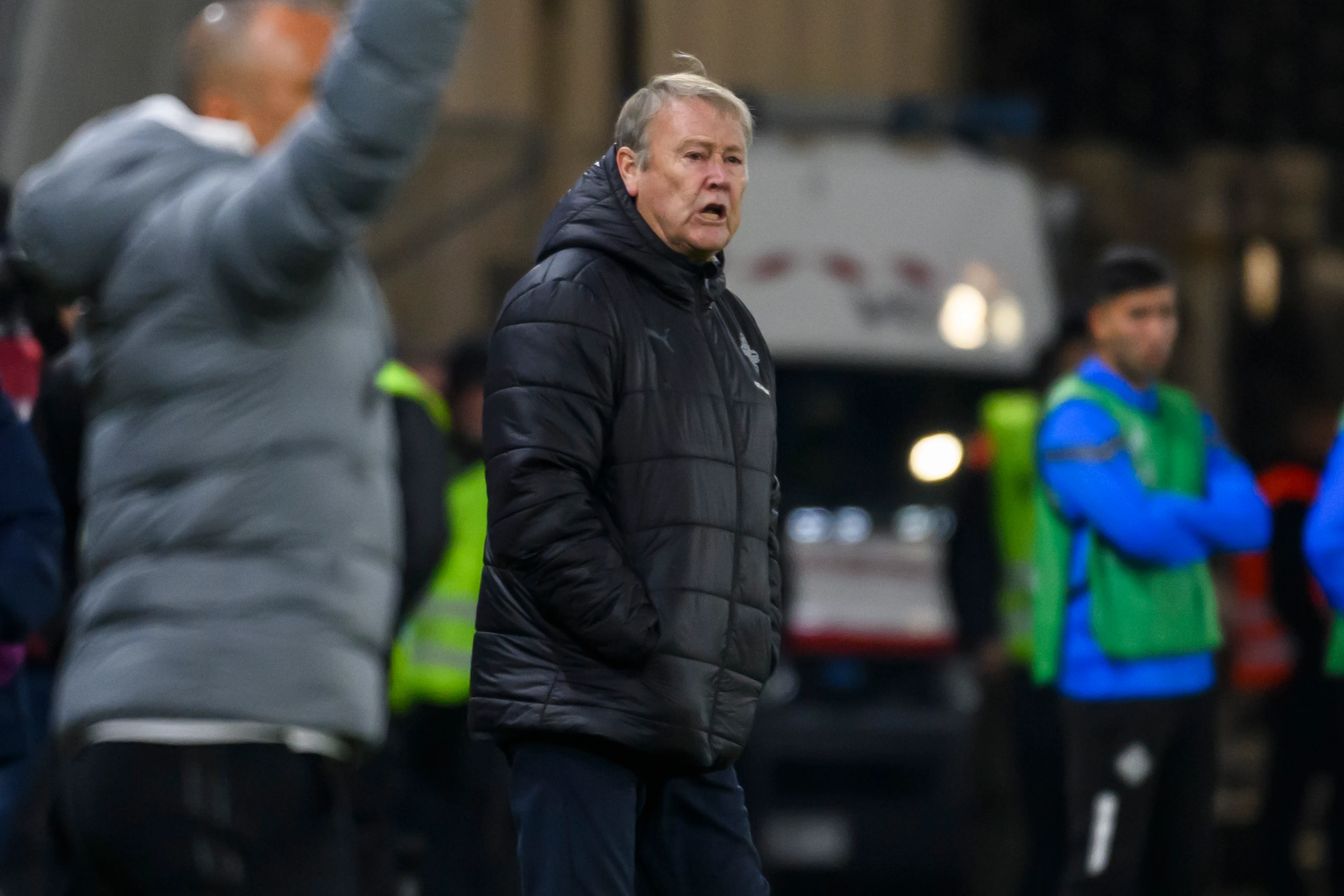 Tréner Islandu Age Hareide v zápase kvalifikácie ME 2024 na Slovensku.