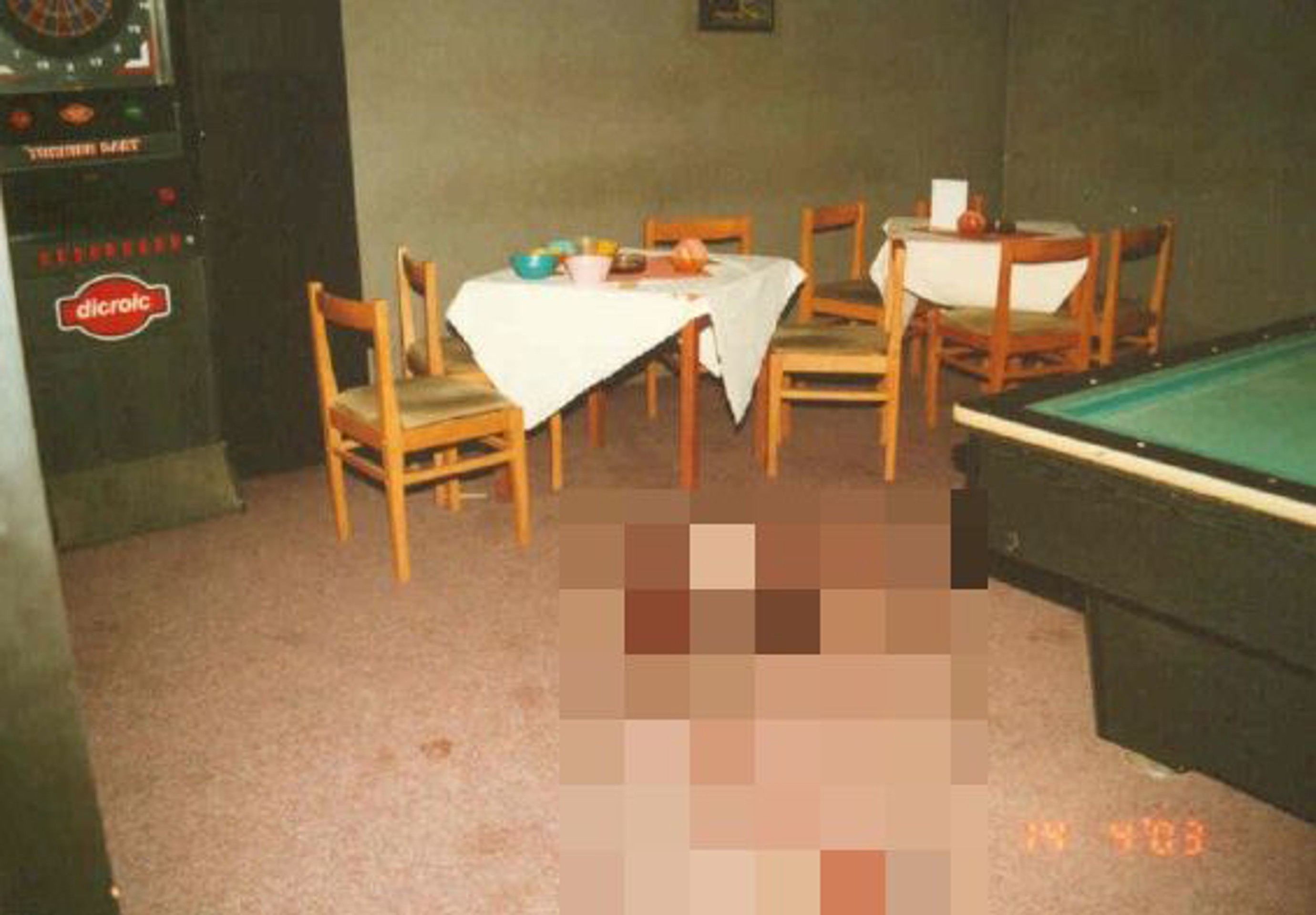 Pohľad na telo zavraždenej servírky v roku 2003.