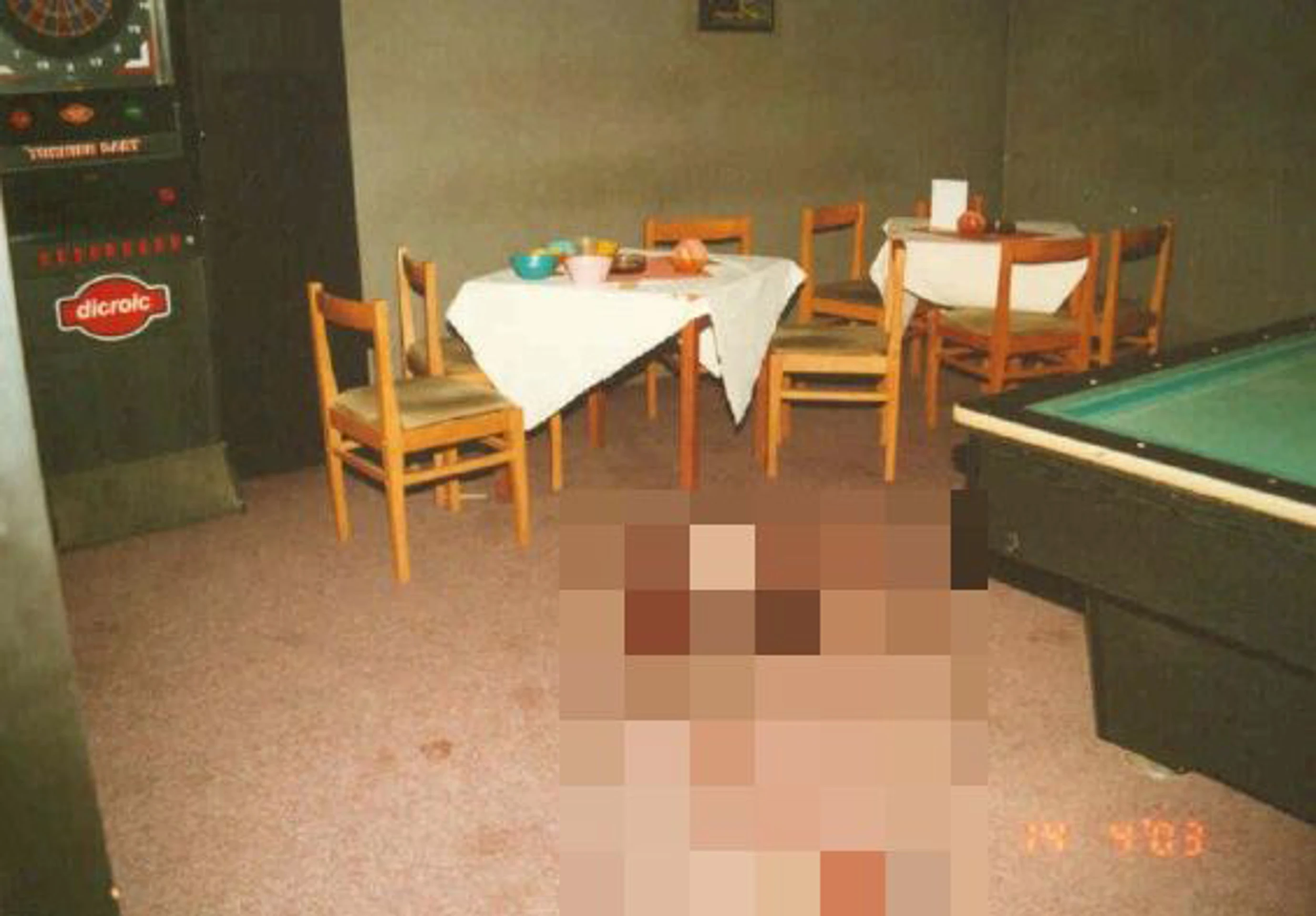 Pohľad na telo zavraždenej servírky v roku 2003.