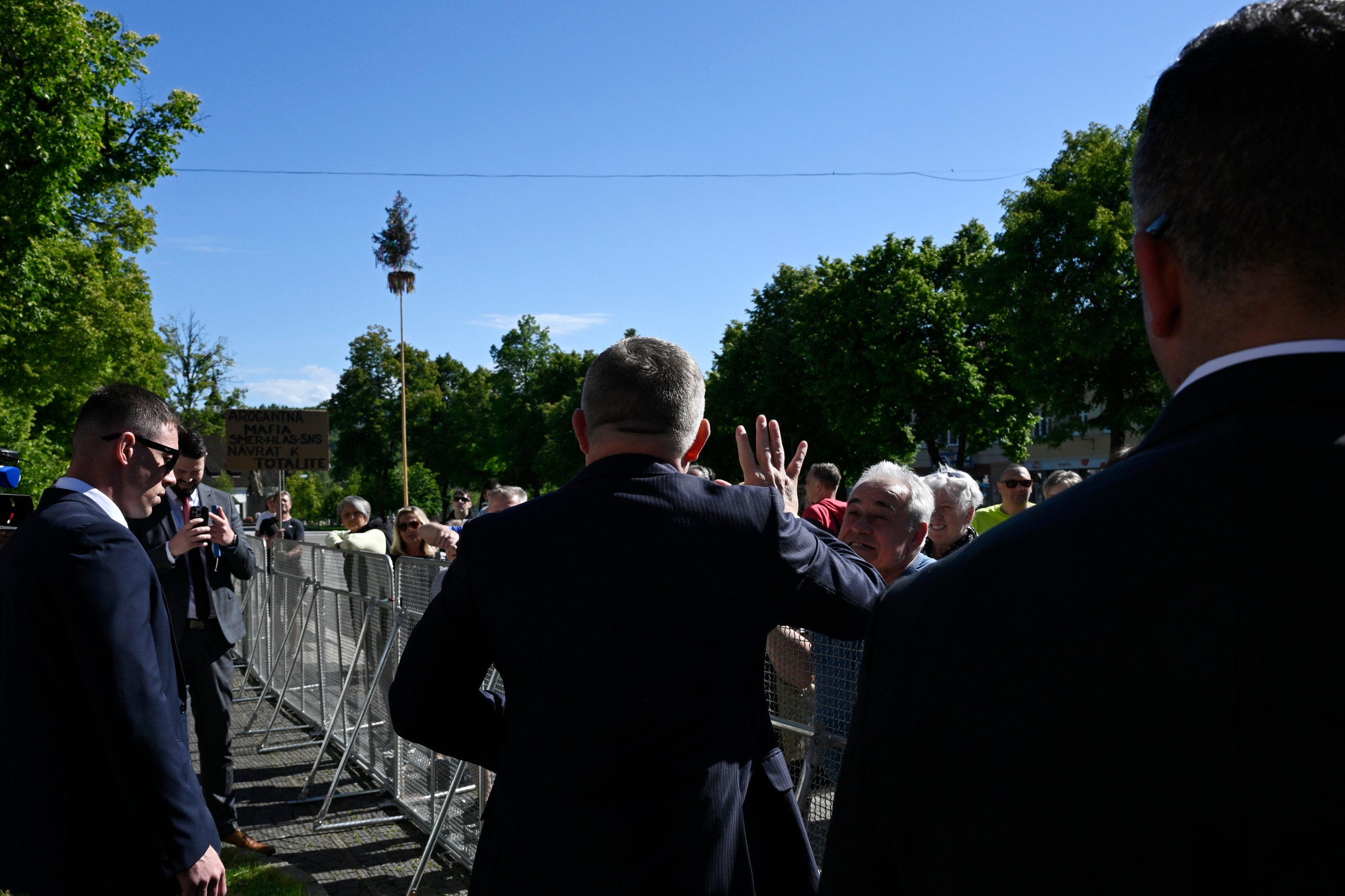 Na snímke uprostred predseda vlády SR Robert Fico (Smer-SD) zdraví miestnych obyvateľov počas príchodu na výjazdové rokovanie vlády v Handlovej.
