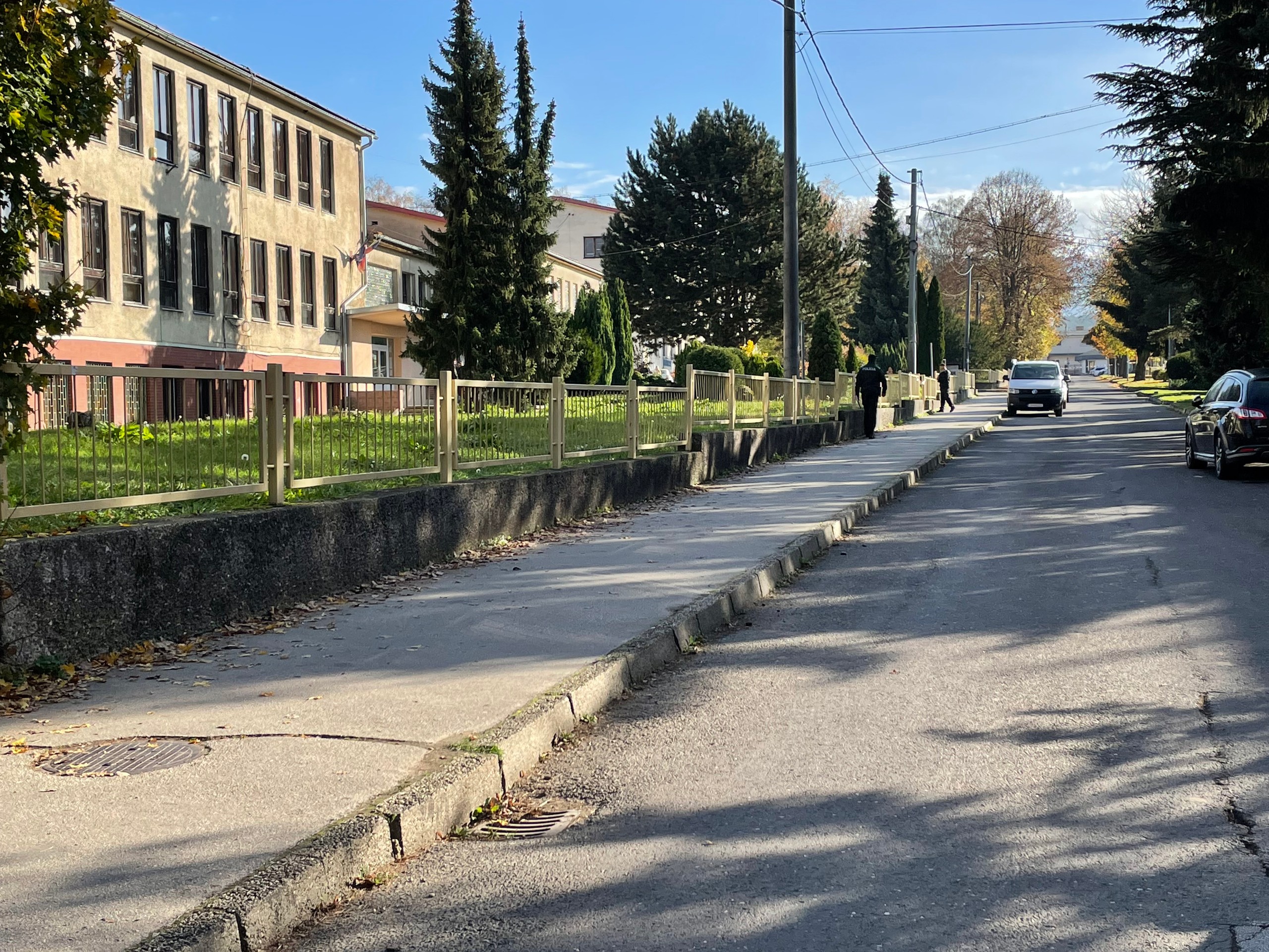 Na Strednej odbornej škole v Novákoch útočil študent sekerou.