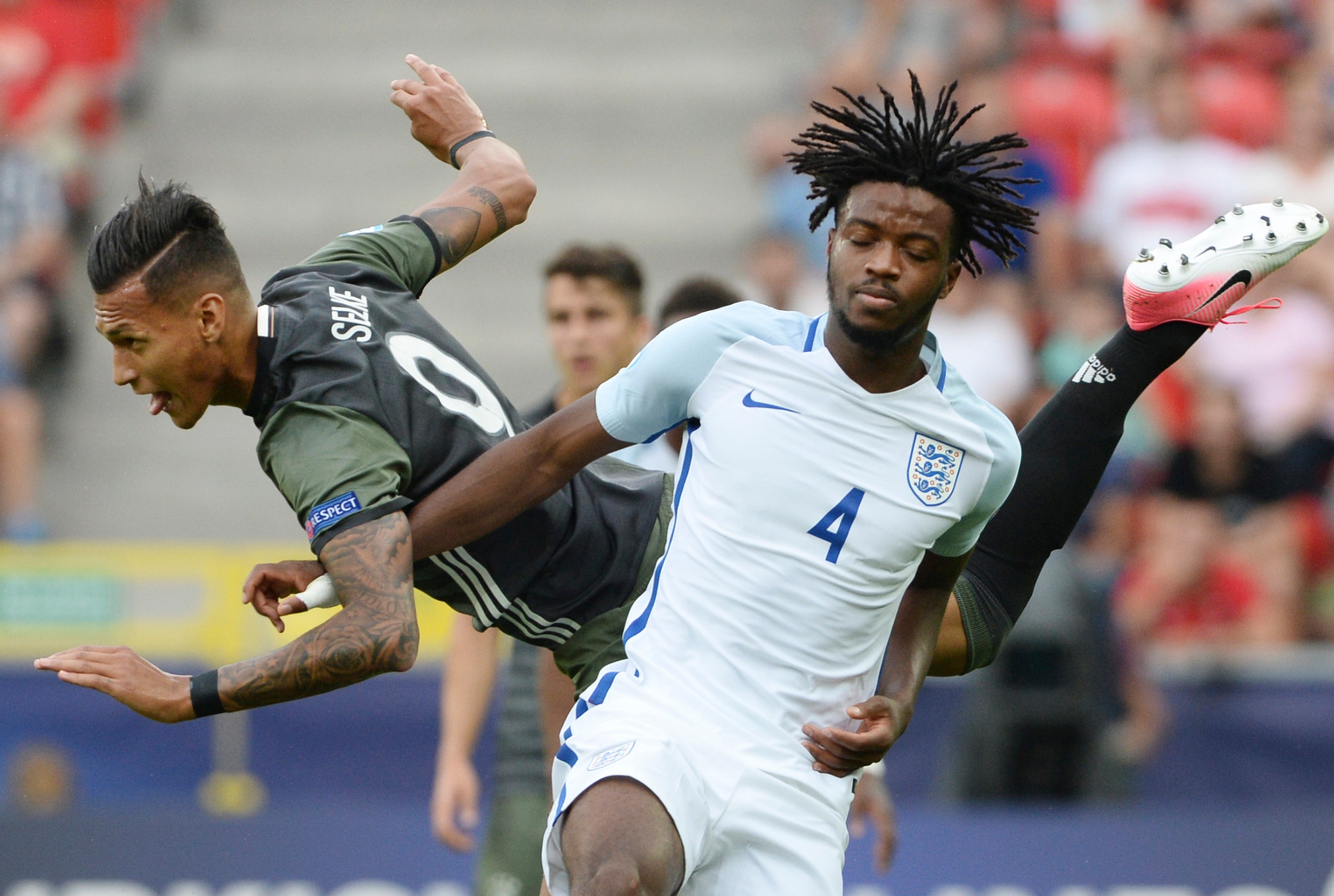 V zaujímavej momentke Nemec Davie Selke (vľavo) a Angličan Nathaniel Chalobah v semifinále ME 21.