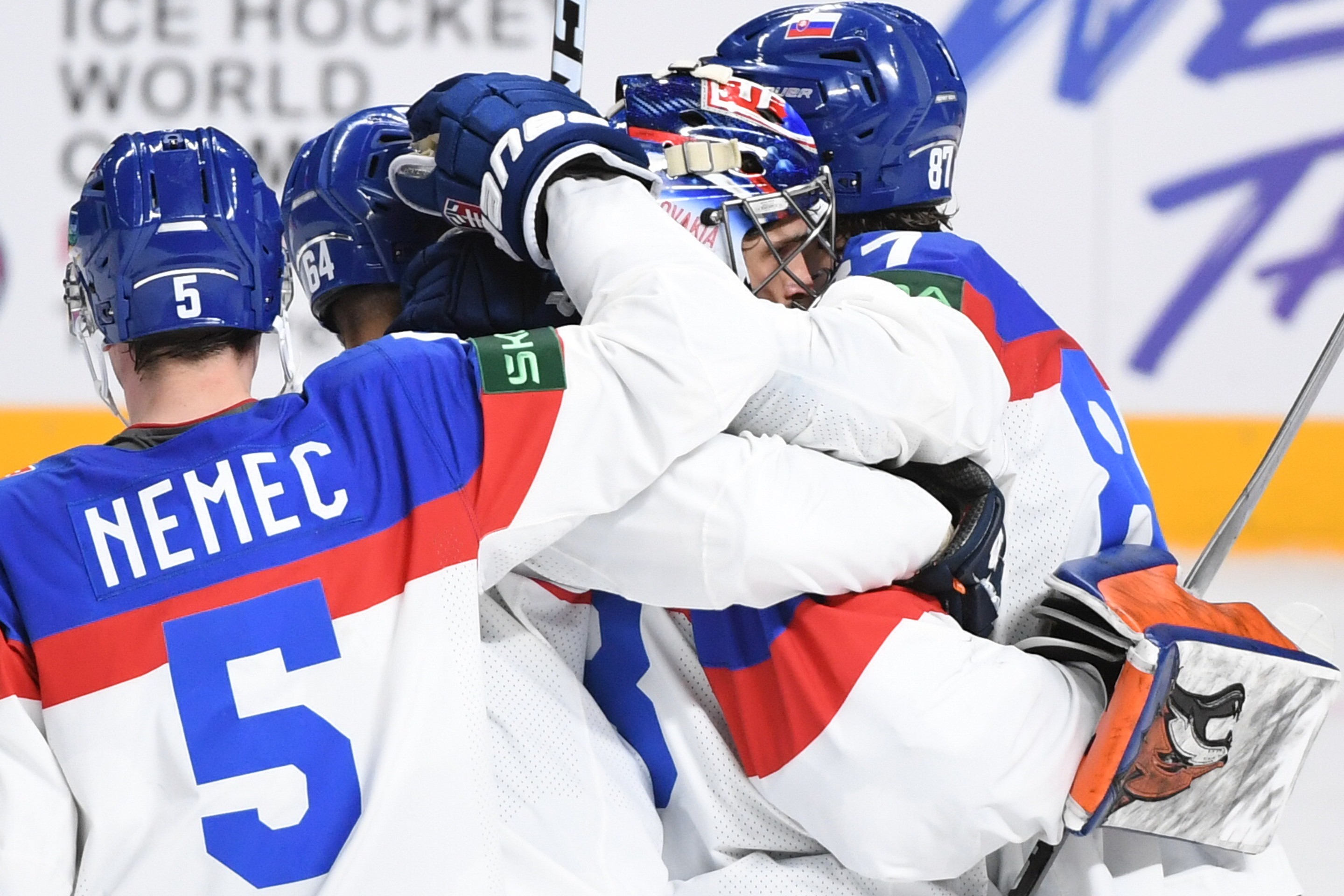 Na snímke hráči Slovenska sa tešia z víťazstva