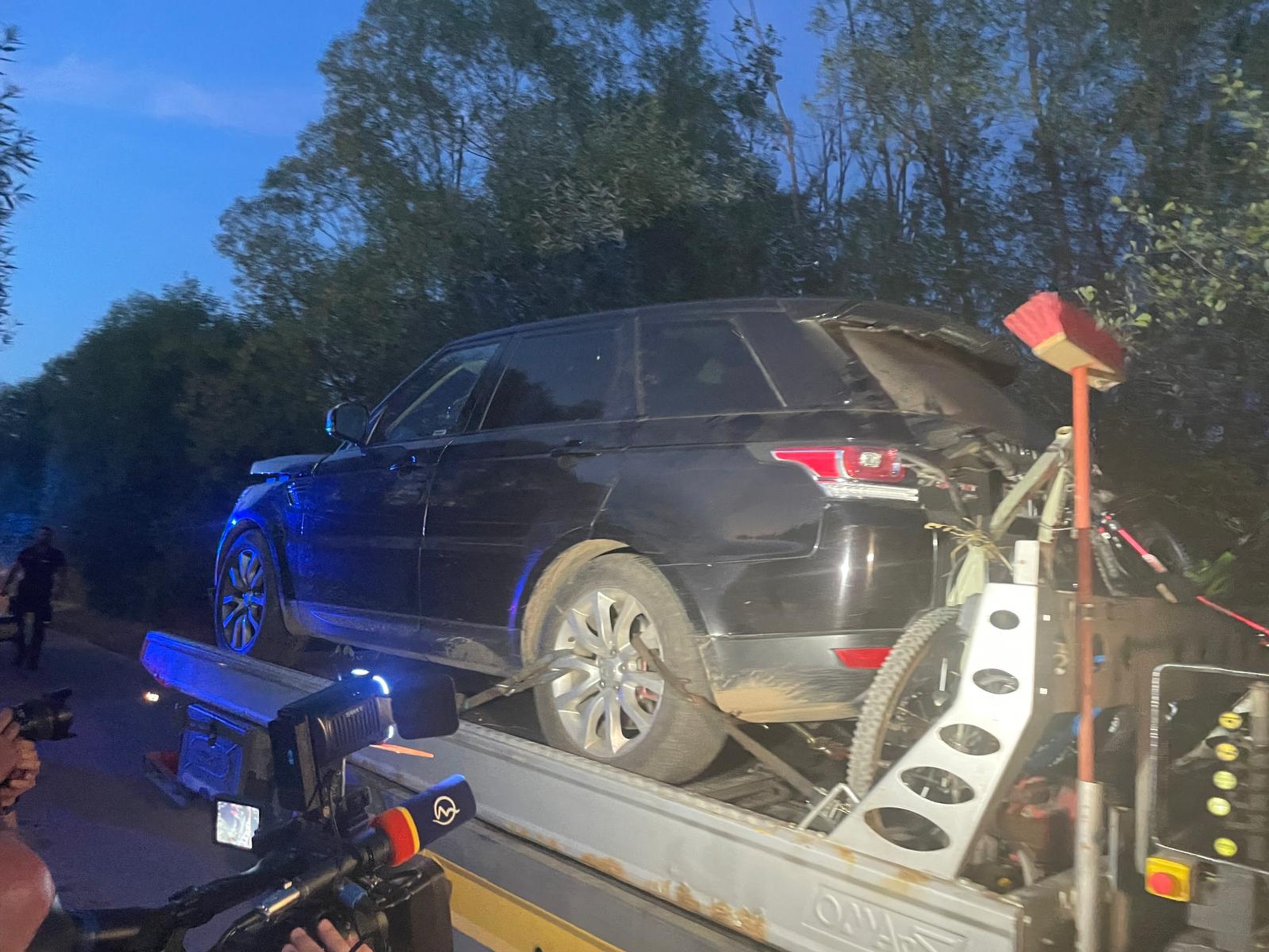 Odťahová služba odváža auto z miesta činu