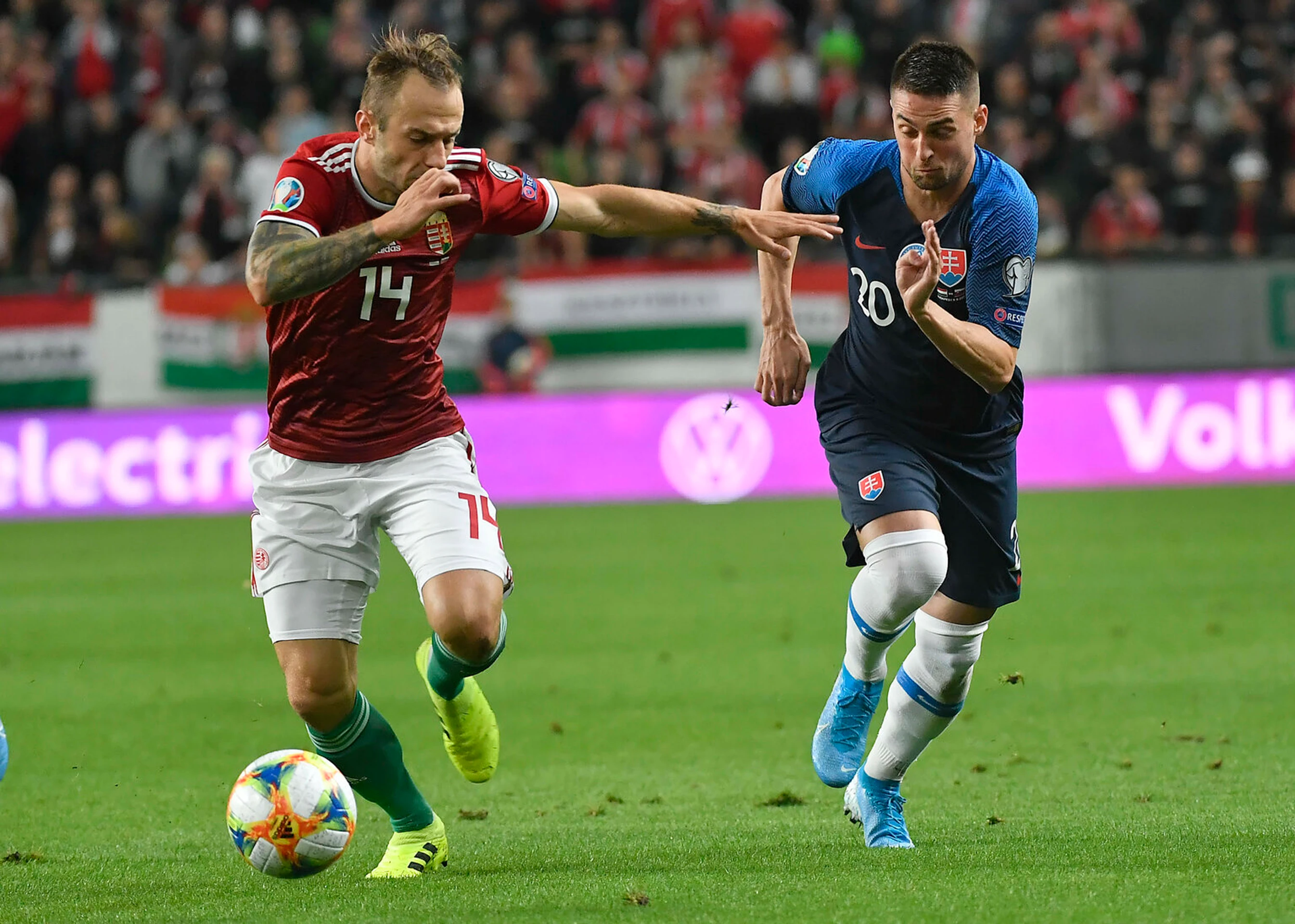 Radosť slovenských futbalistov po víťazstve 2:1 v zápase kvalifikácie ME 2020 na pôde Maďarska.