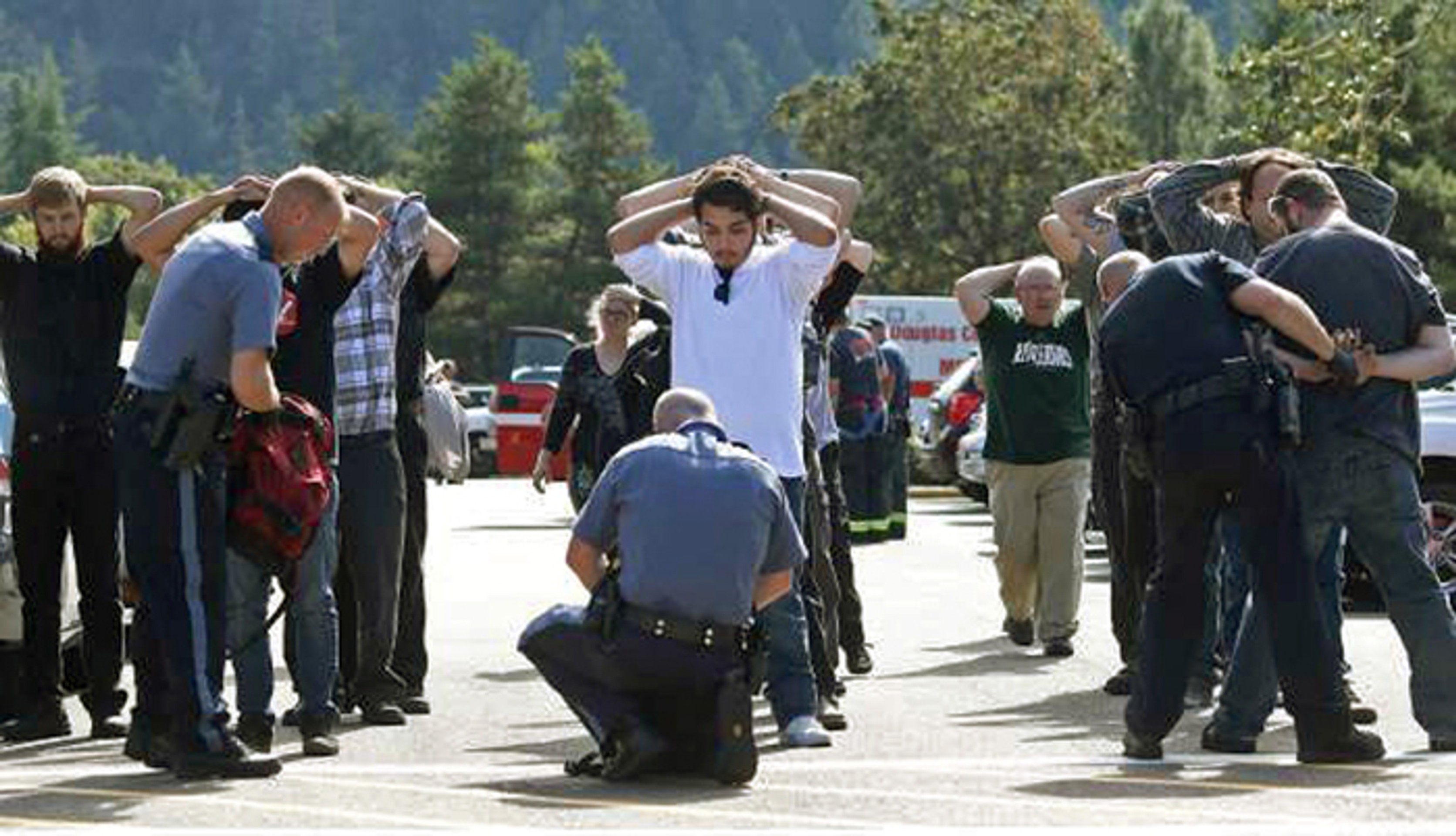 Policajti prehľadávajú študentov po streľbe na škole Umpqua Community College v Oregone.