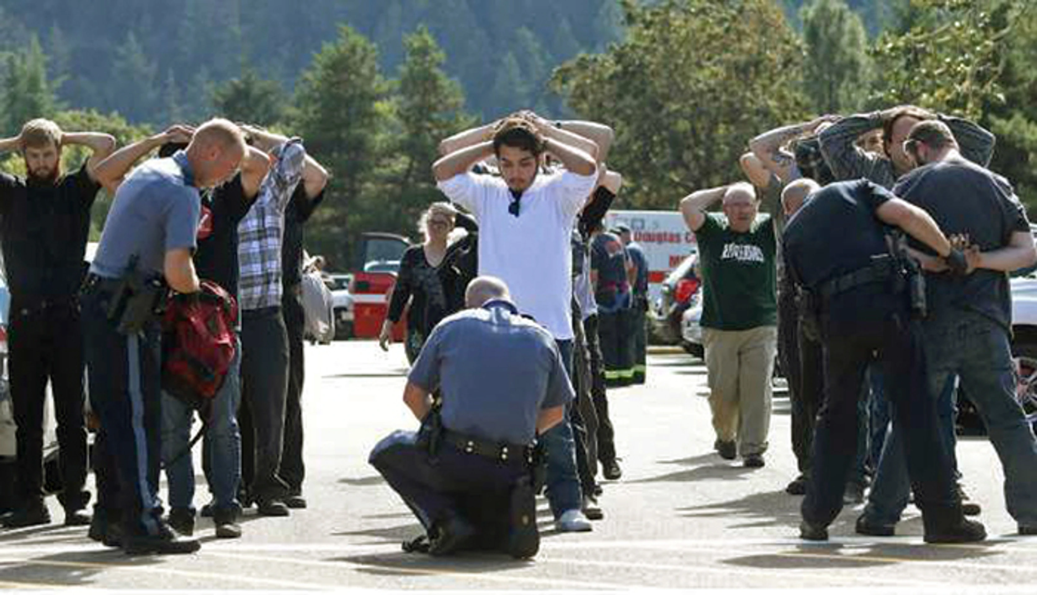 Policajti prehľadávajú študentov po streľbe na škole Umpqua Community College v Oregone.