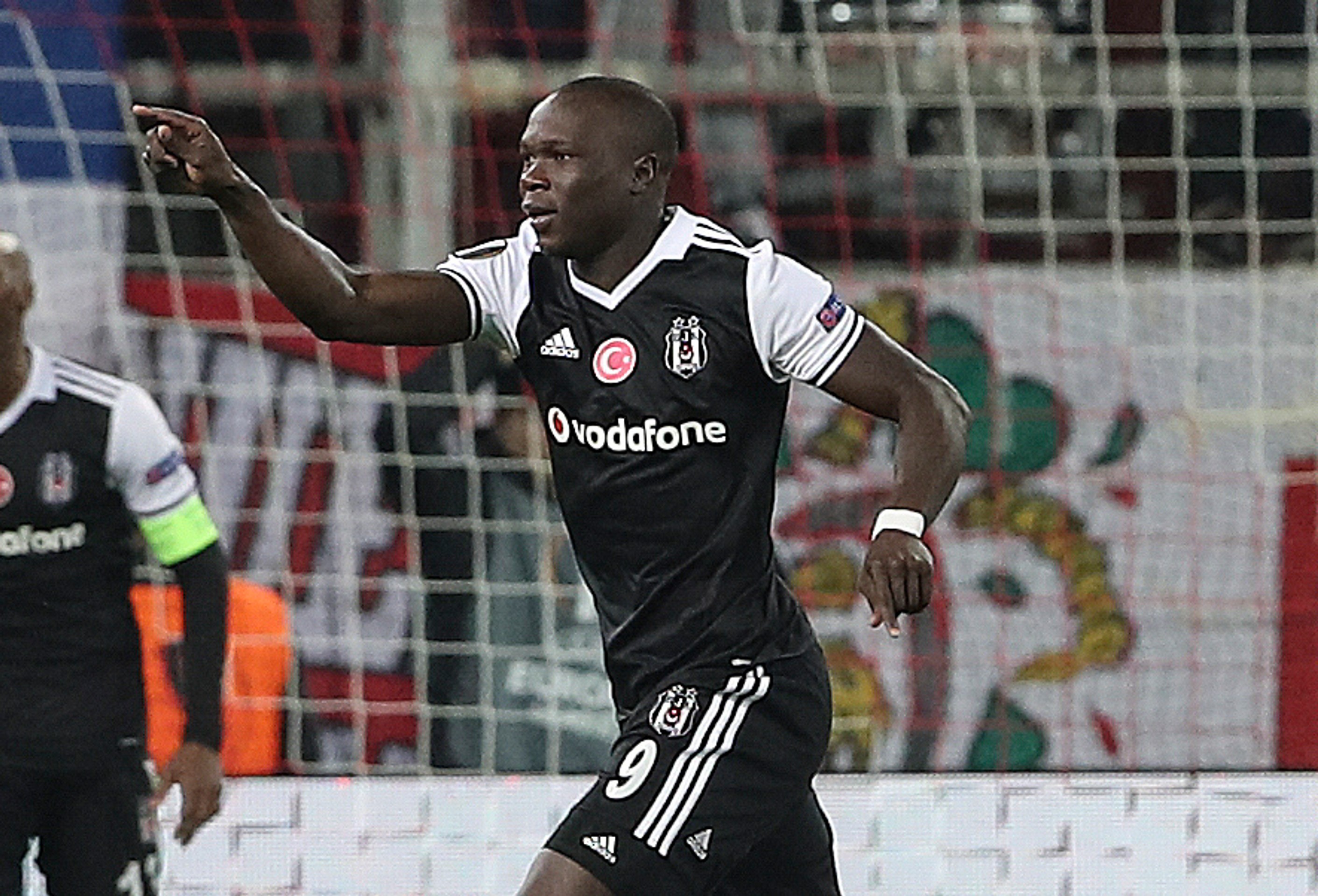 Vincent Aboubakar z Besiktasu oslavuje gól v sieti Olympiacosu v osemfinále EL.