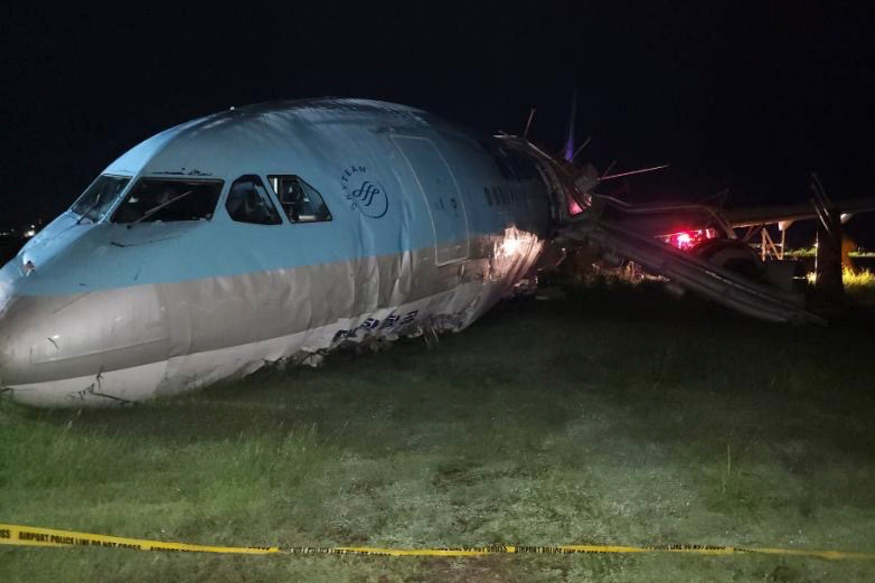 Poškodené lietadlo po incidente.