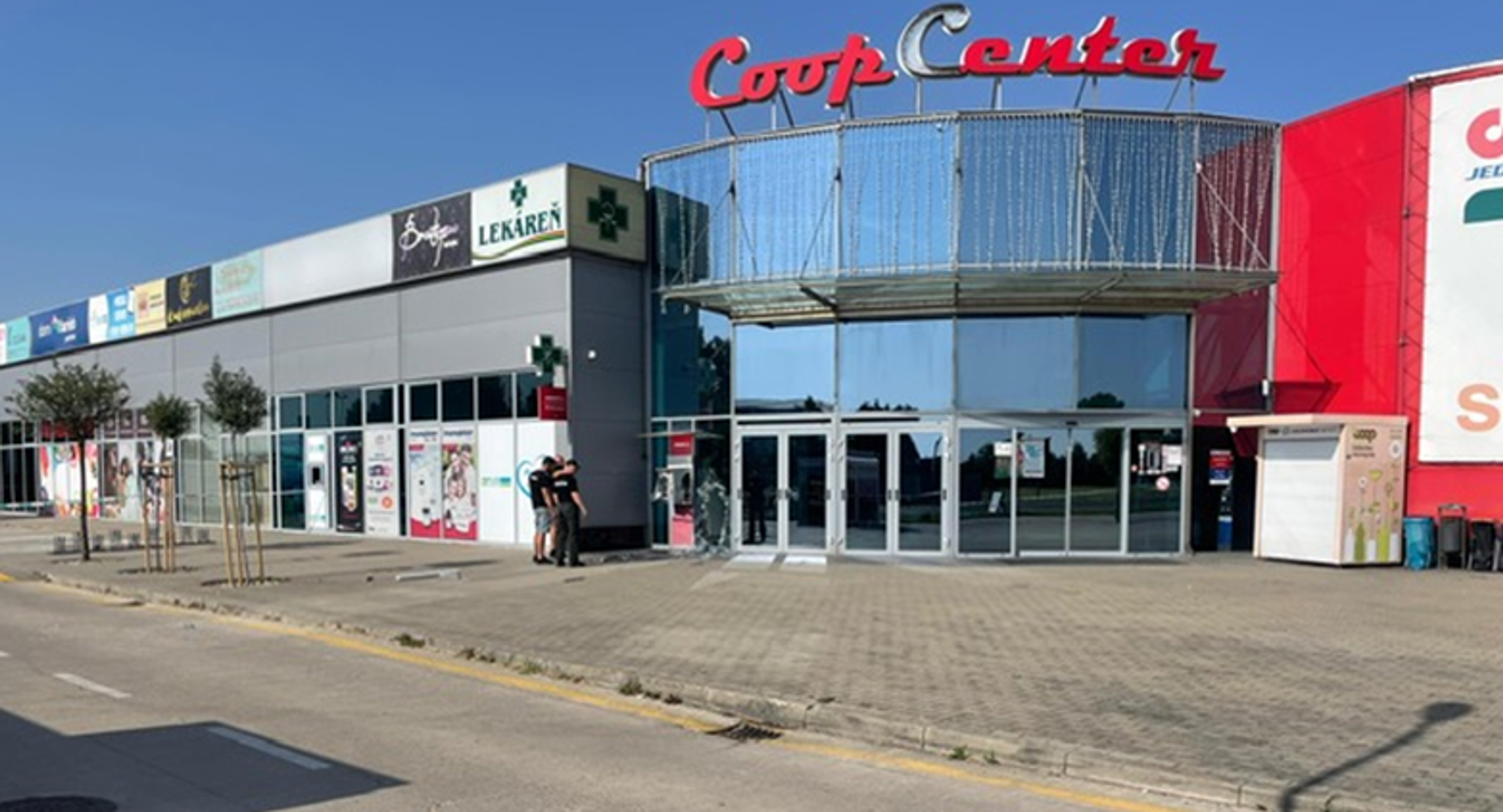 Z budovy obchodného centra v Dunajskej Lužnej vytrhli bankomat.