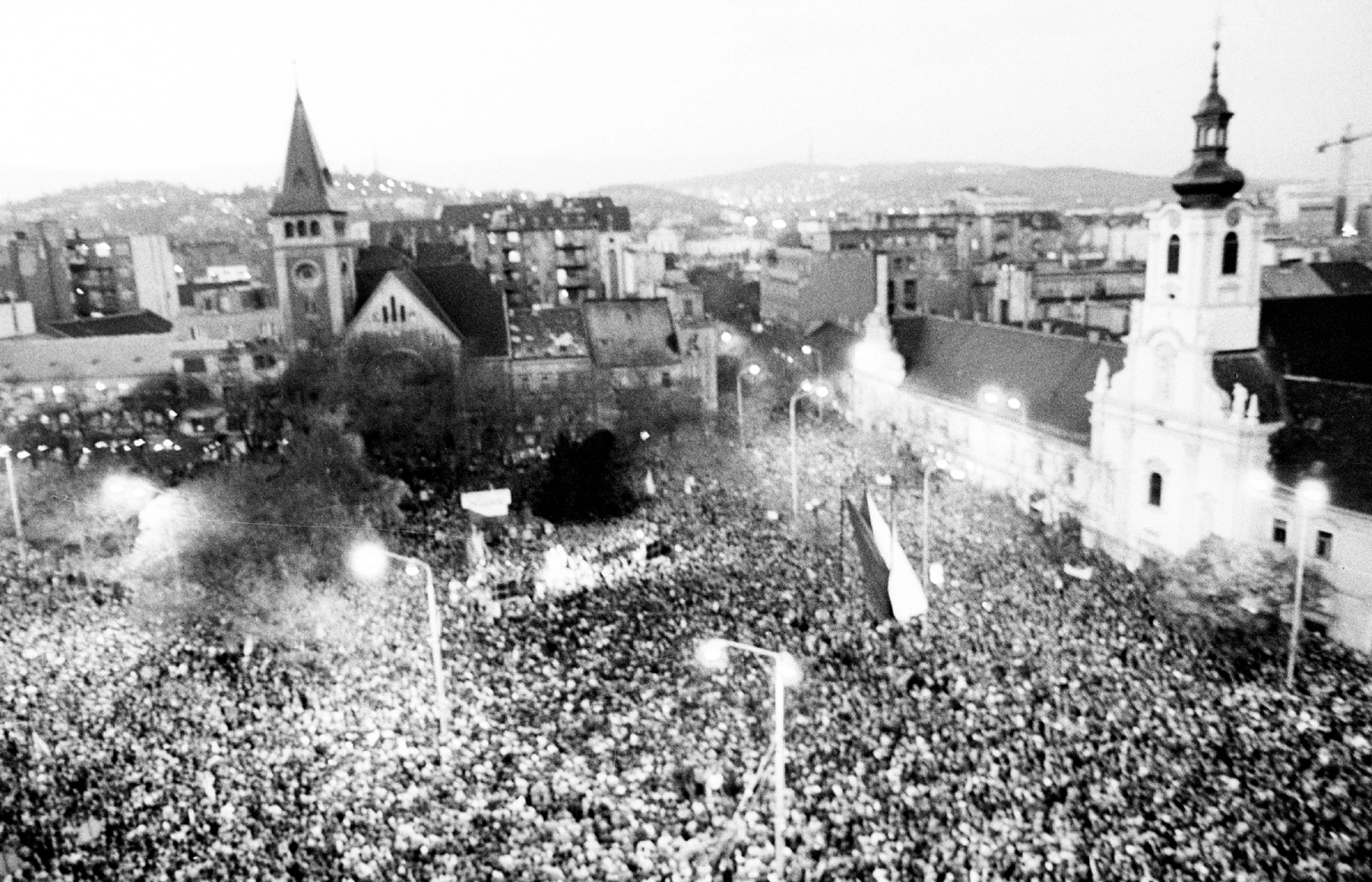 Pohľad na manifestáciu desaťtisícov Bratislavčanov 24. novembra 1989 na námestí SNP.