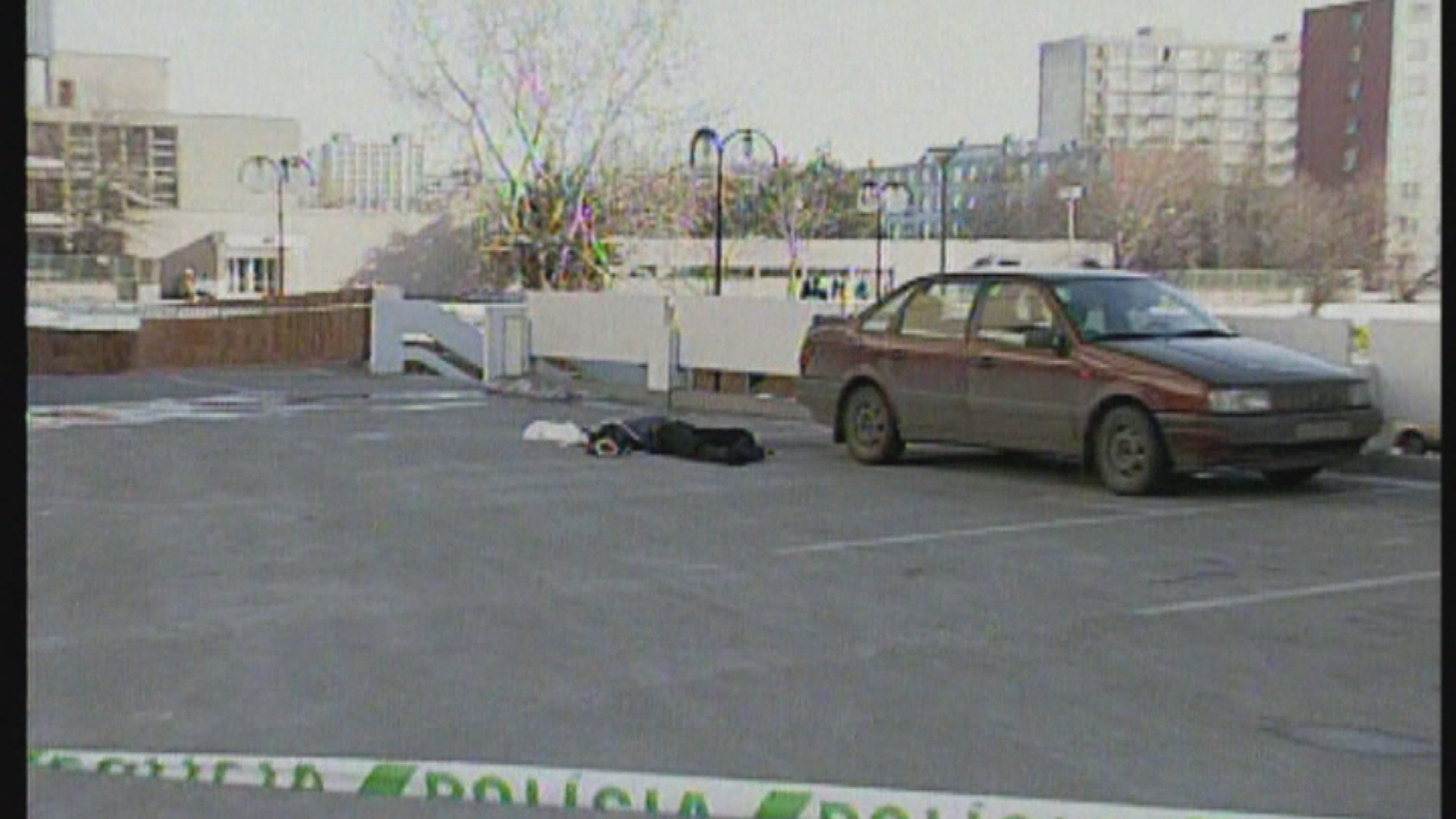 Mŕtvola Miroslava Sýkoru na archívnom zábere pred hotelom Holiday Inn.