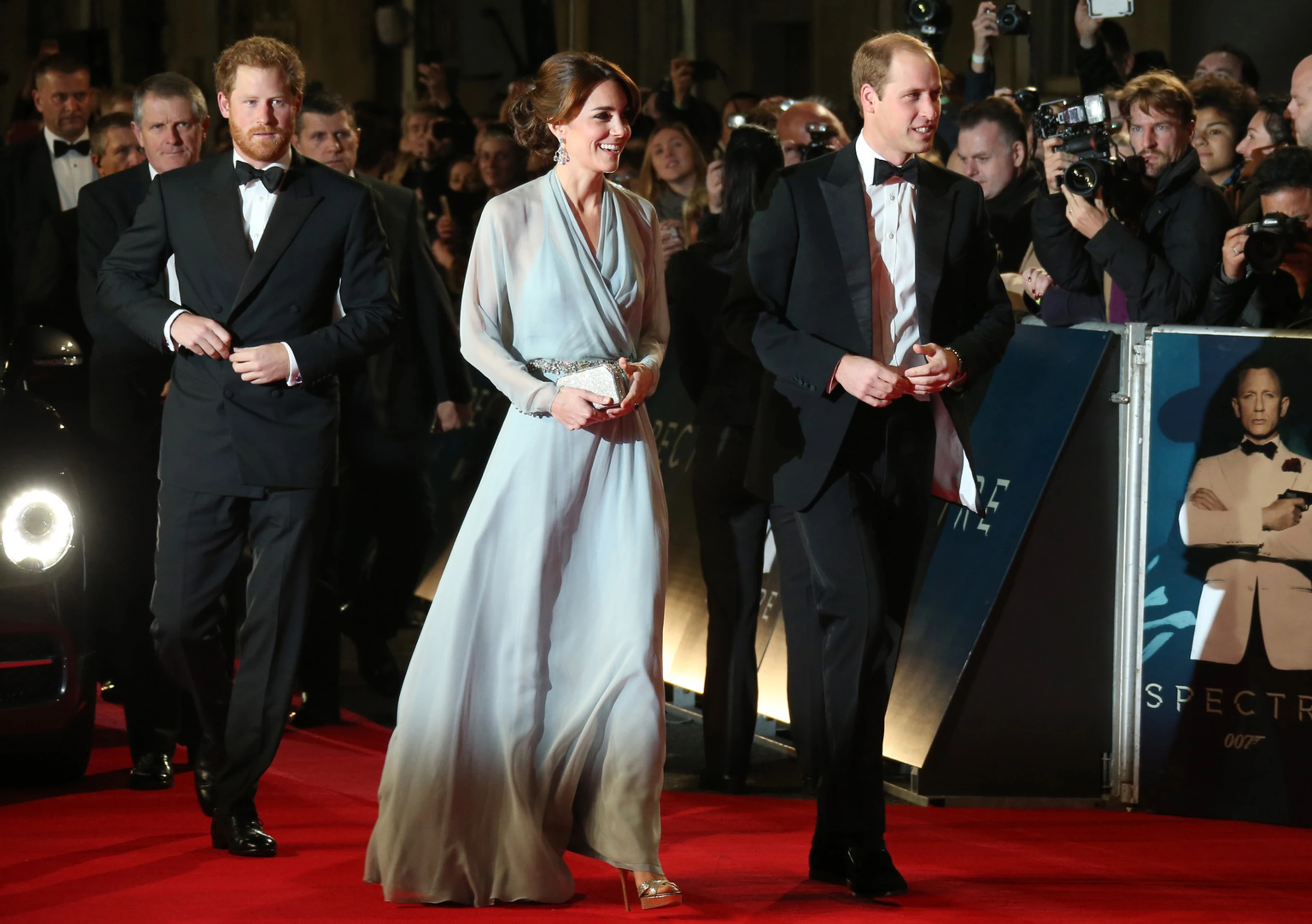 Na snímke sprava britský princ William, jeho manželka Kate a princ Harry.