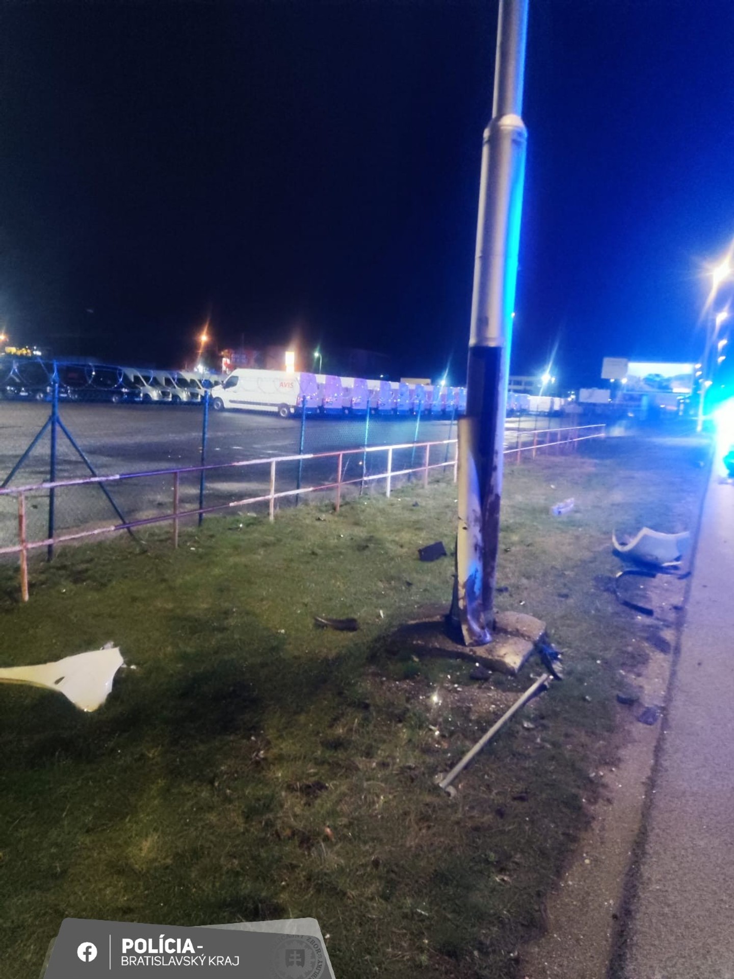 Muž v Bratislave narazil do stĺpa, nehodu neprežil.