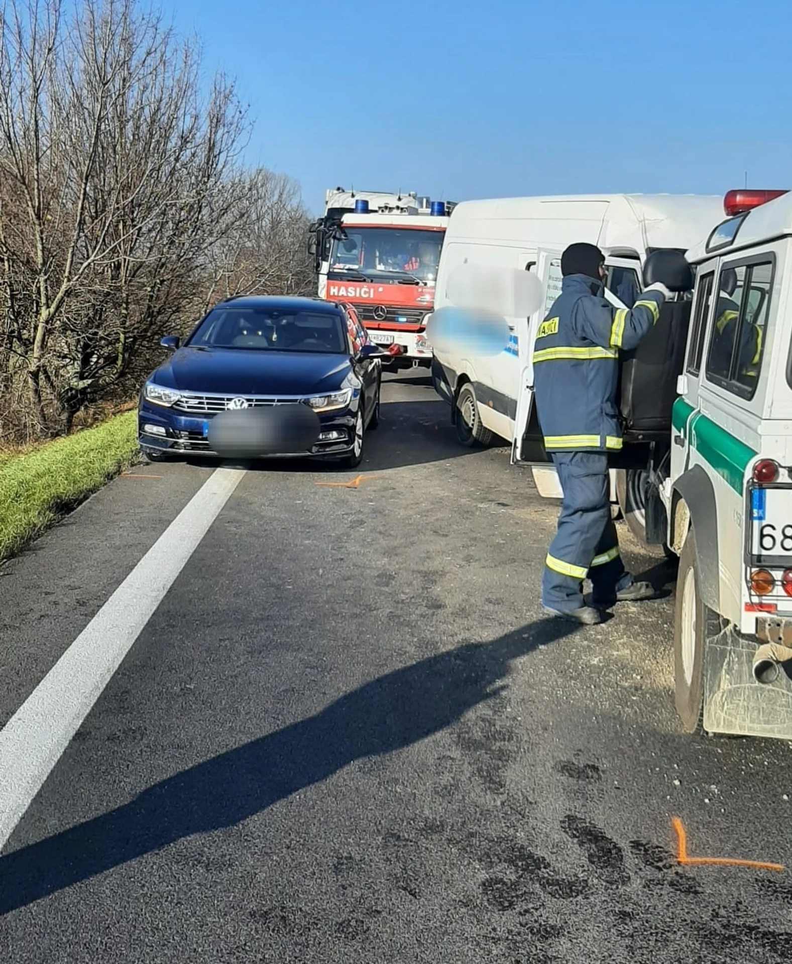 Pri nehode sa zranili dvaja policajti a dvaja civilisti. 