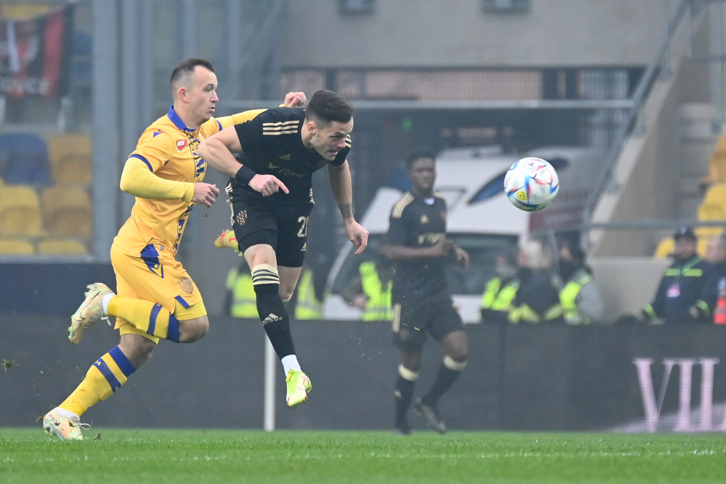 Sprava hráč Trnavy Martin Bukata a hráč DAC Miroslav Káčer bojujú o loptu v 17. kole Fortuna ligy.