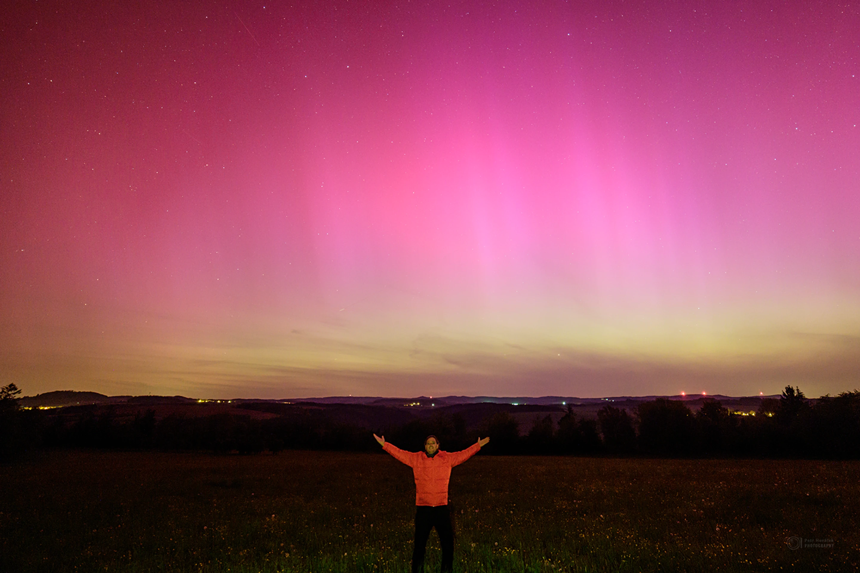 Polárna žiara i takzvaný aurorálny anjel nad obcou Záhořice.
