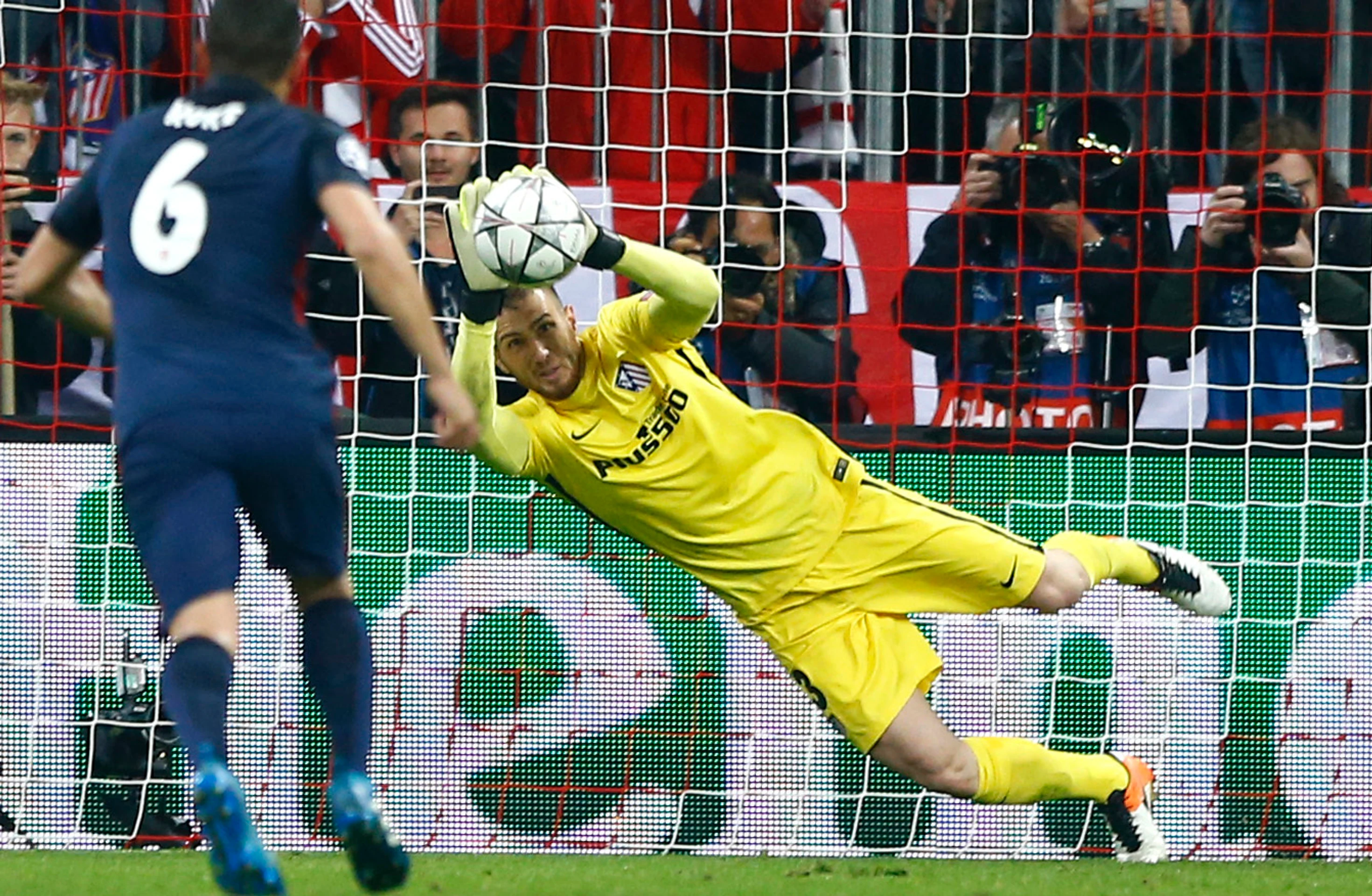 Zákrok Jana Oblaka v odvetnom dueli semifinále LM Bayern-Atlético.